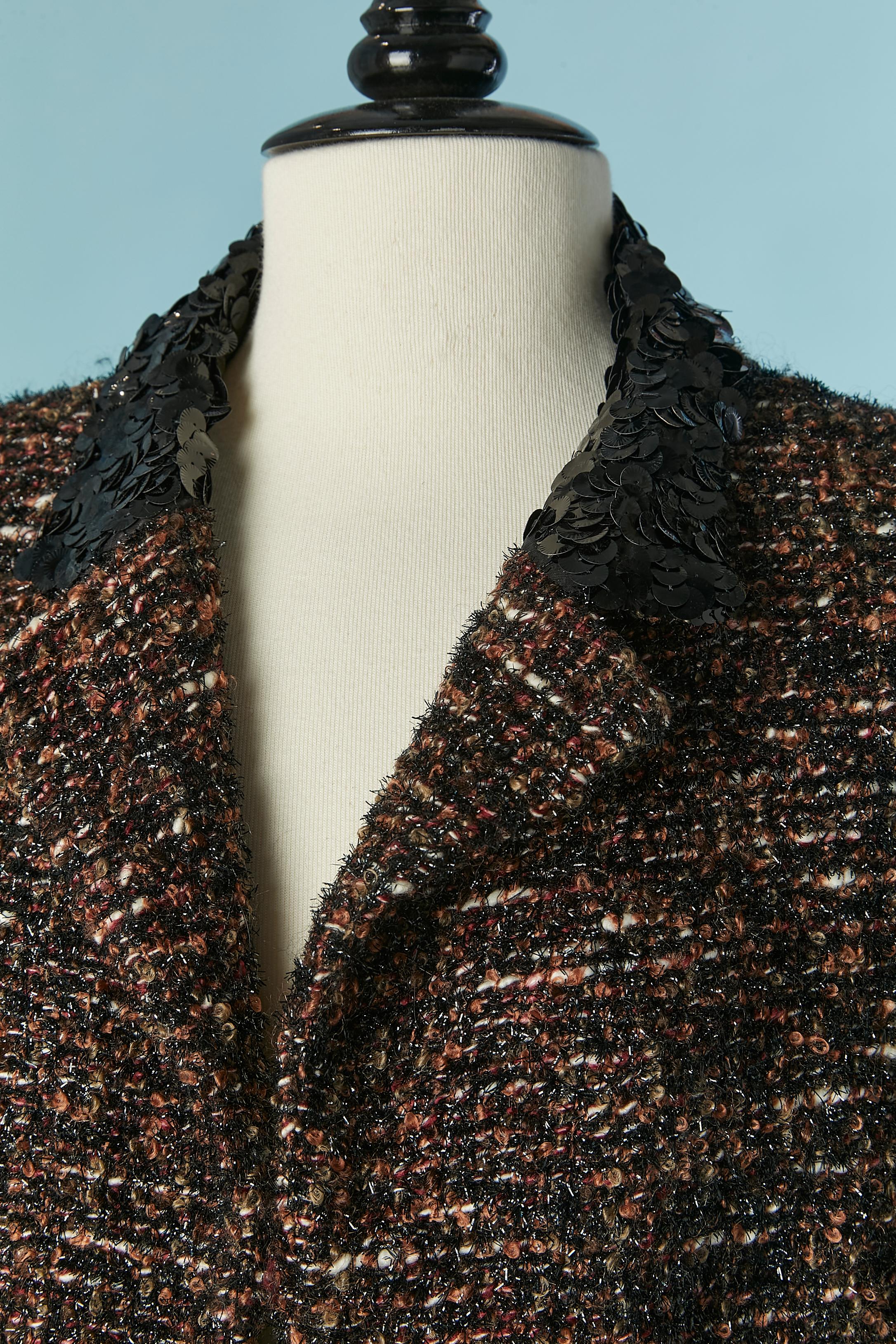 Chaqueta de tweed marrón de borde a borde con cuello de lentejuelas. Composición del tejido principal: 30% nailon, 27% mohair,19% algodón, 13% lana, 5% acrílico, 5% rayón, 1% poliéster. Composición del forro de la marca: 95% seda, 5%