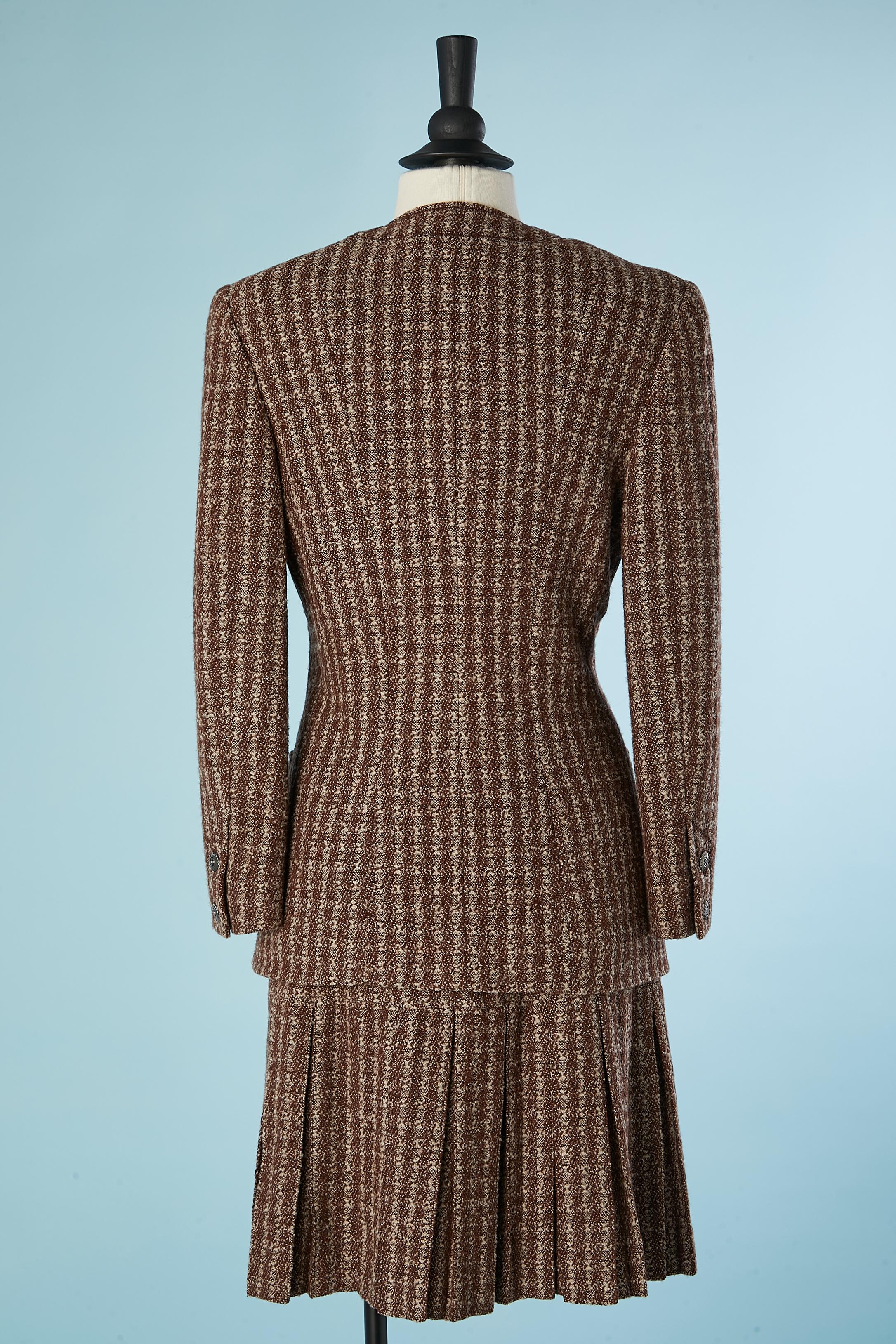 Combinaison jupe en tweed marron avec jupe plissée Chanel Boutique  en vente 3