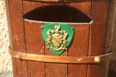 Portaombrelli marrone in legno massiccio di castagno con borchie e bracci in ottone Midcentury