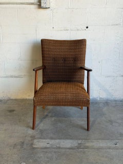 Sillón de salón tapizado en marrón con estructura de madera, estilo «Mid-Century Modern» de los años 60