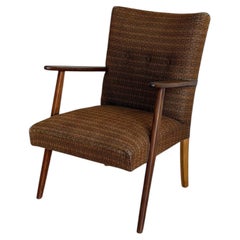 Sillón de salón tapizado en marrón con estructura de madera, estilo «Mid-Century Modern» de los años 60
