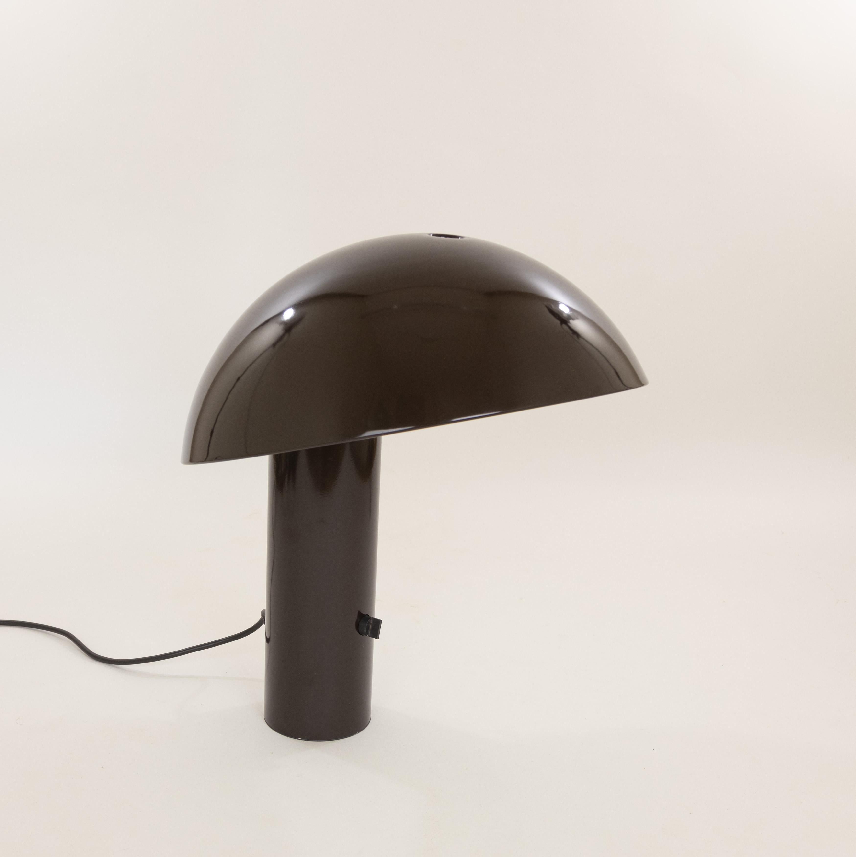 Vaga Tischleuchte, 1978 von Franco Mirenzi entworfen und von Valenti Luce hergestellt.

Der relativ schwere Sockel bietet ein solides Gleichgewicht für den ziemlich großen runden Metallkopf der Lampe. Die Lampe ist aus Metall und der