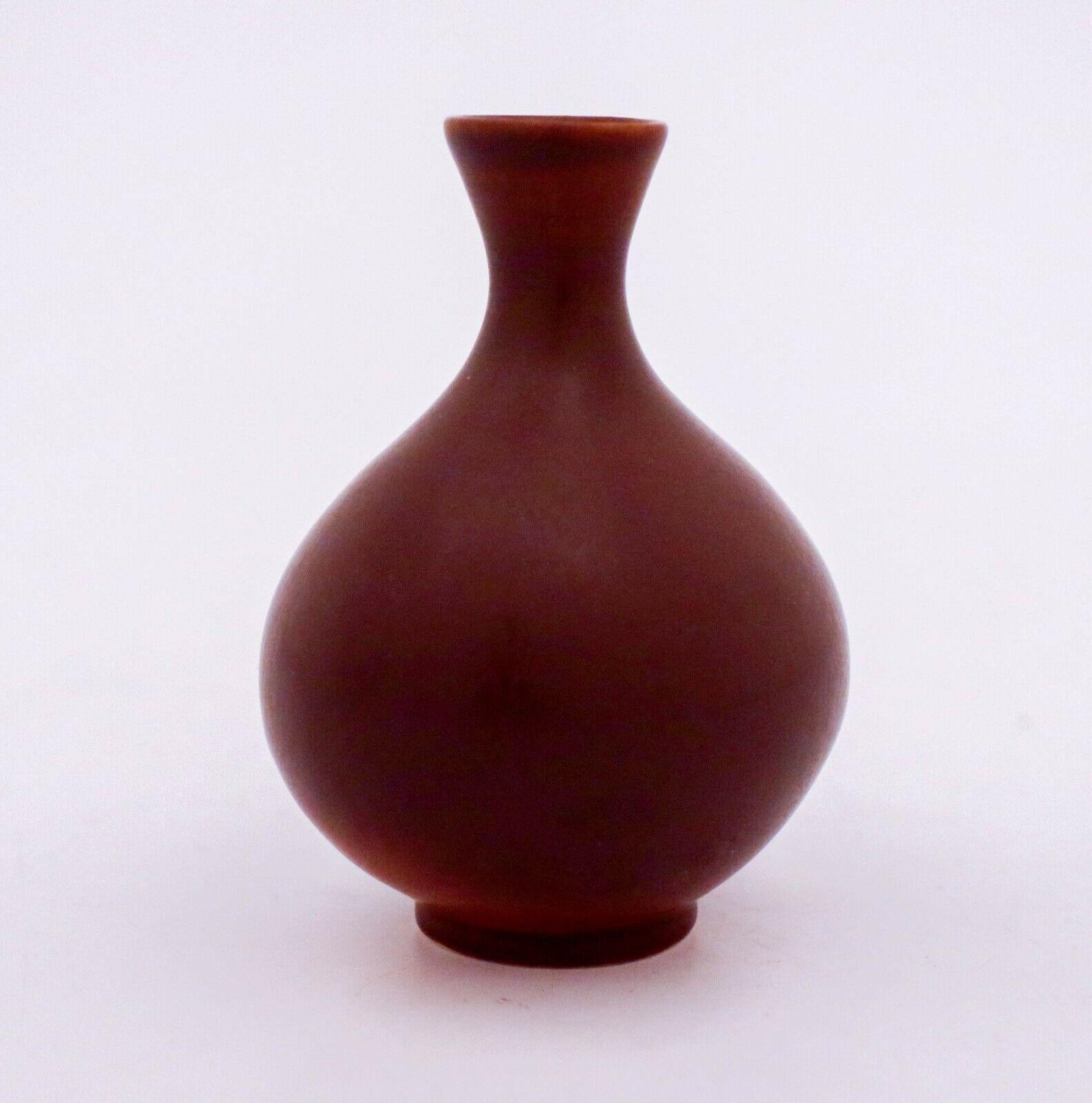A brown vase designed by Berndt Friberg at Gustavsberg in Stockholm, the vase is 8 cm high. It is in the Selecta serie and it is in mint condition.