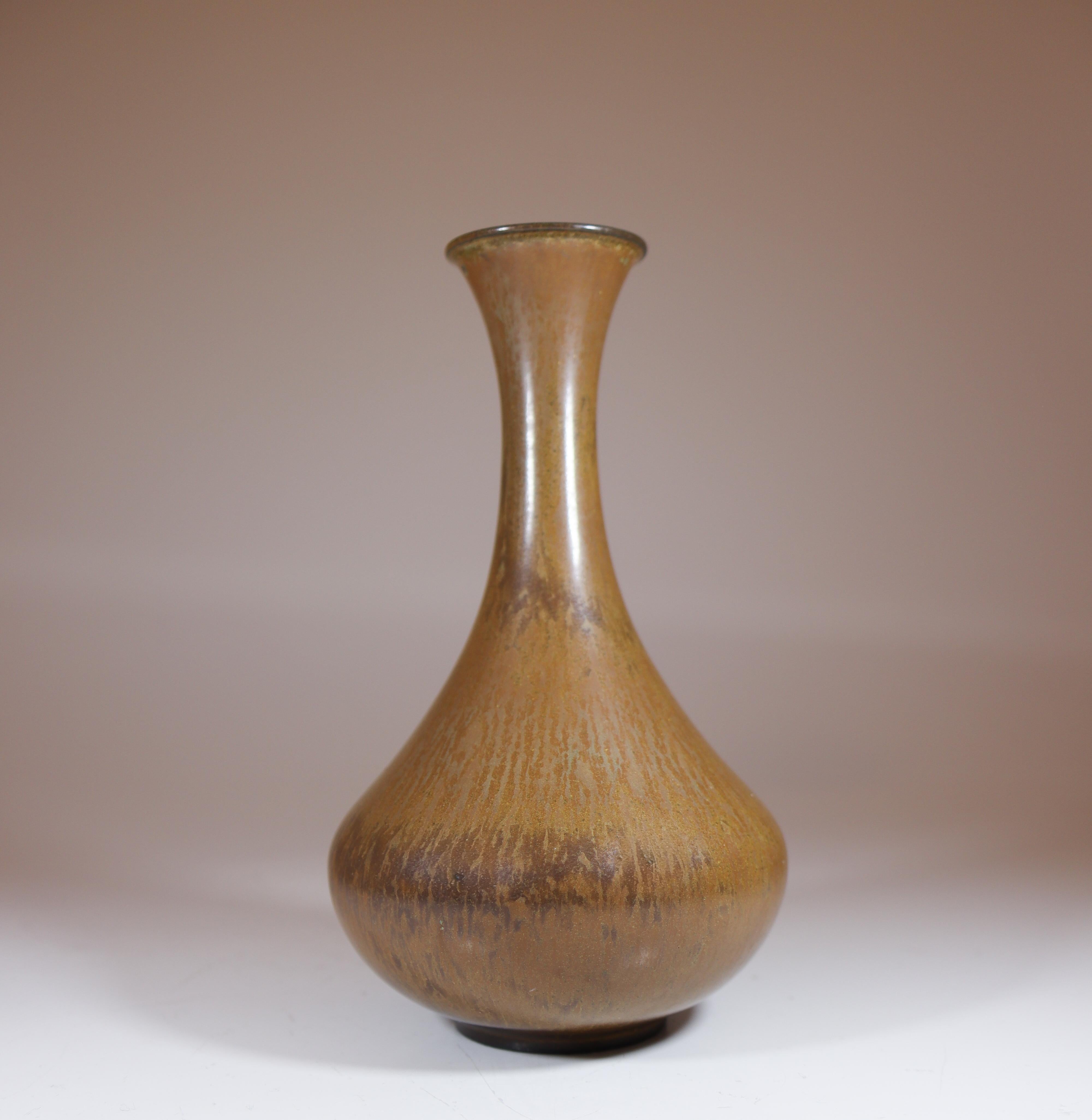 Un vaso marrone disegnato da Gunnar Nylund a Rörstrand, alto 16,5 cm (6,6). È in ottime condizioni e contrassegnato come qualità 1:st. 

Gunnar Nylund nacque a Parigi nel 1904 da genitori che lavoravano come scultori e designer e iniziò presto la