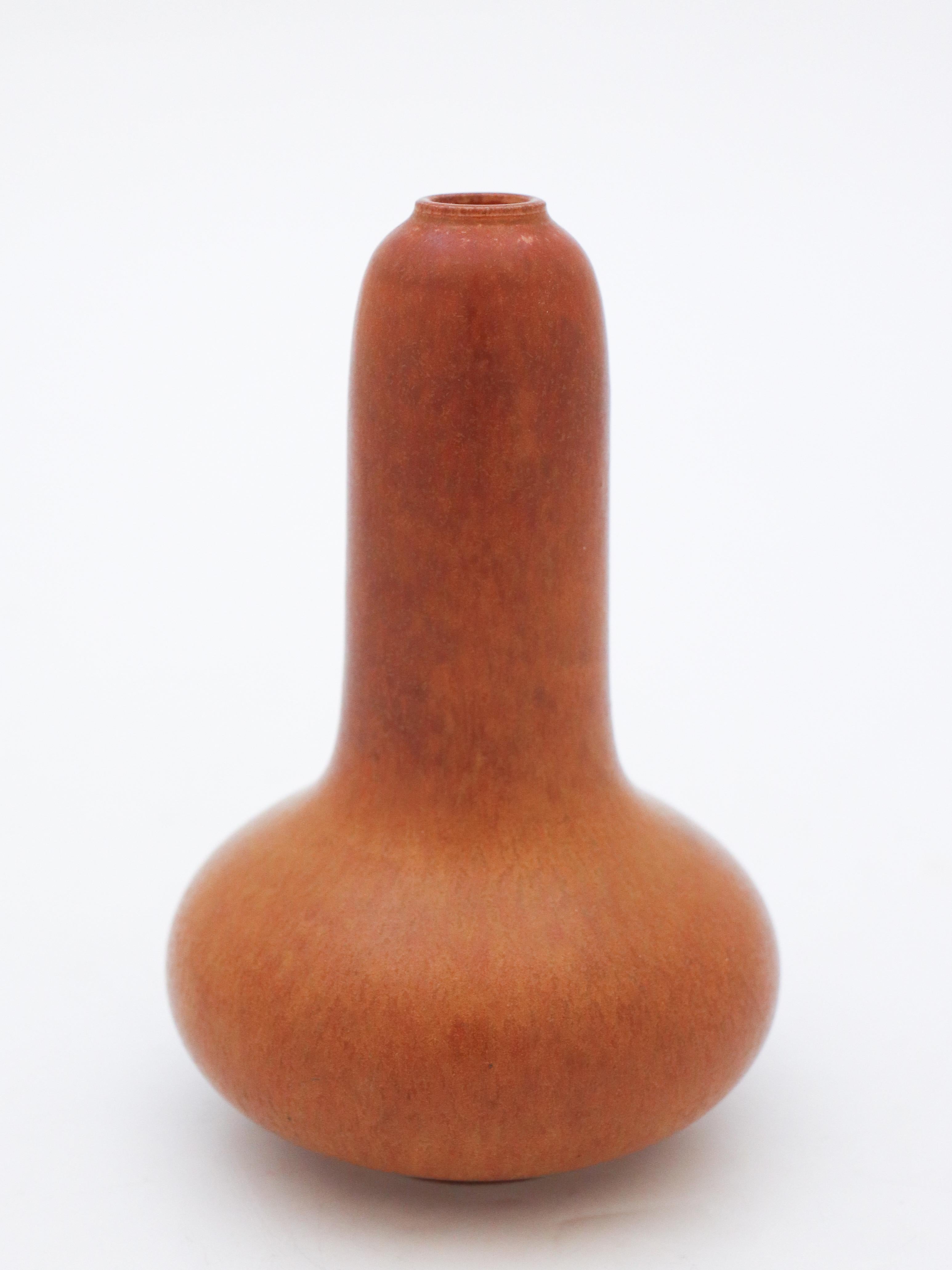 Eine schöne braune Vase, entworfen von Gunnar Nylund bei Rörstrand, sie ist 14 cm hoch und hat eine schöne braune Harpelglasur, sie ist in neuwertigem Zustand und als 1:st Qualität gekennzeichnet.

 Gunnar Nylund wurde 1904 in Paris geboren. Seine