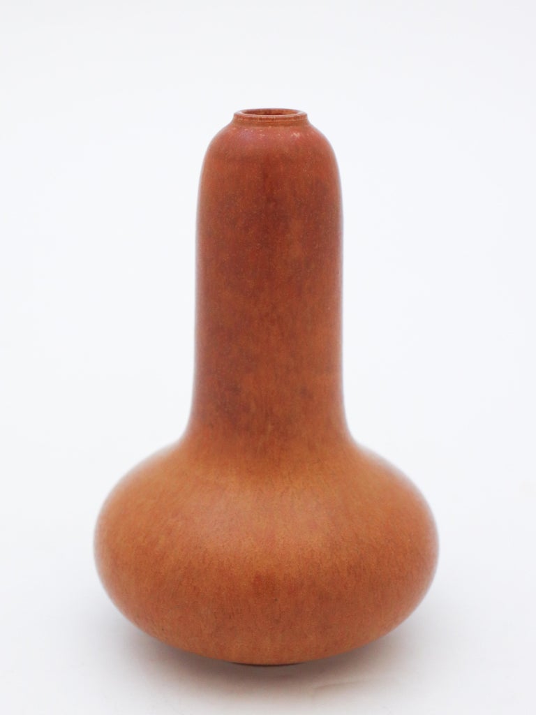 A lovely brown vase designed by Gunnar Nylund at Rörstrand, it´s 14 cm high and it has a lovely brown har fur glaze, it´s in mint condition and marked as 1:st quality.

 Gunnar Nylund was born in Paris 1904 with parents who worked as sculptors and
