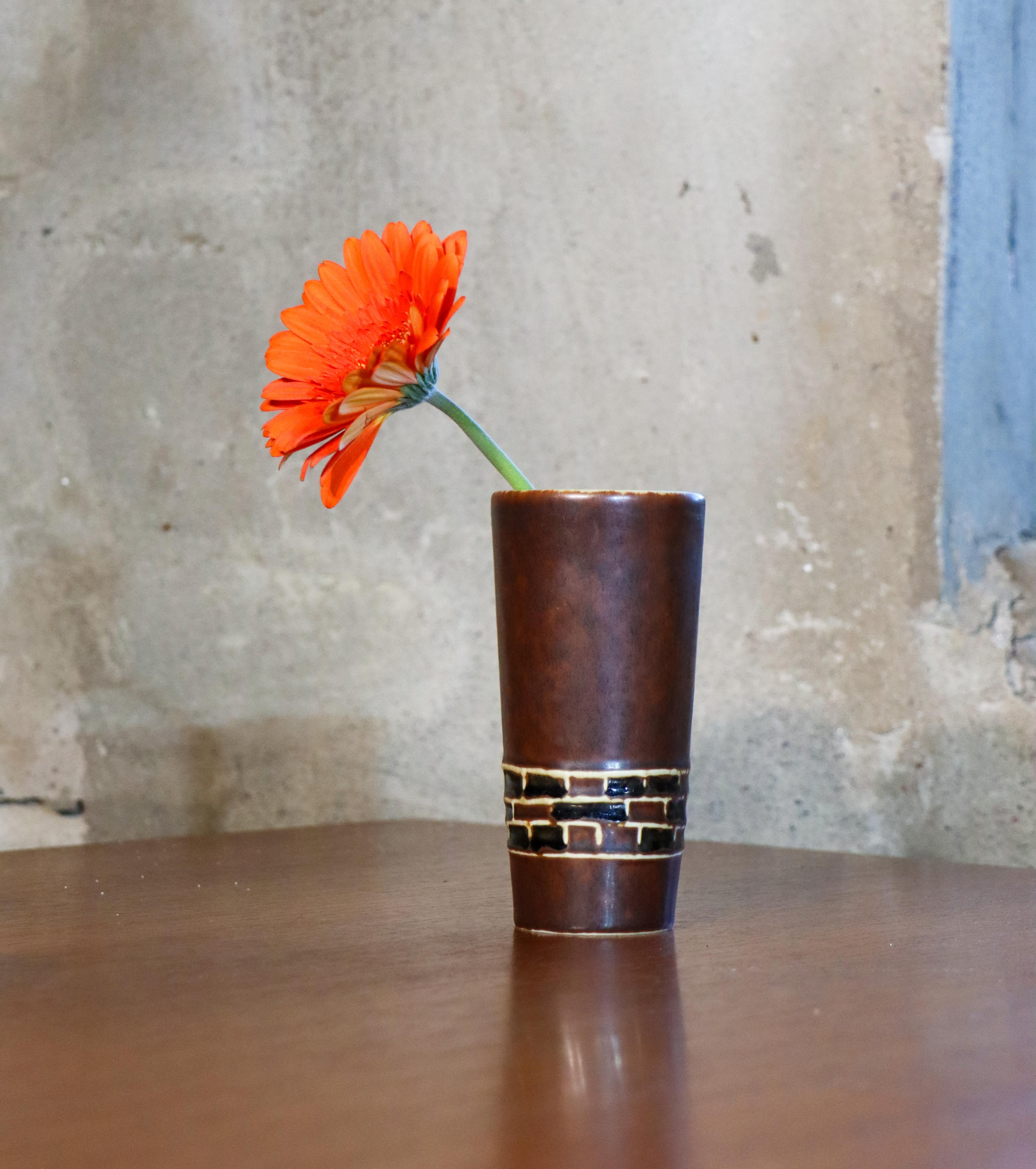 Scandinavo moderno Vaso marrone - Hertha Bengtson - Rörstrand in vendita