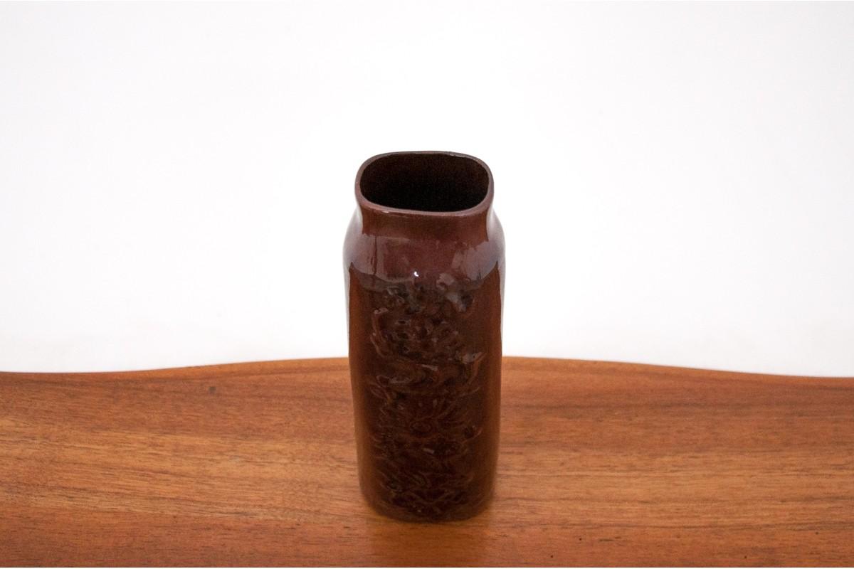 Brown vase, Poland, 1960s. Dimensions: height 31 cm, diameter 7 cm.