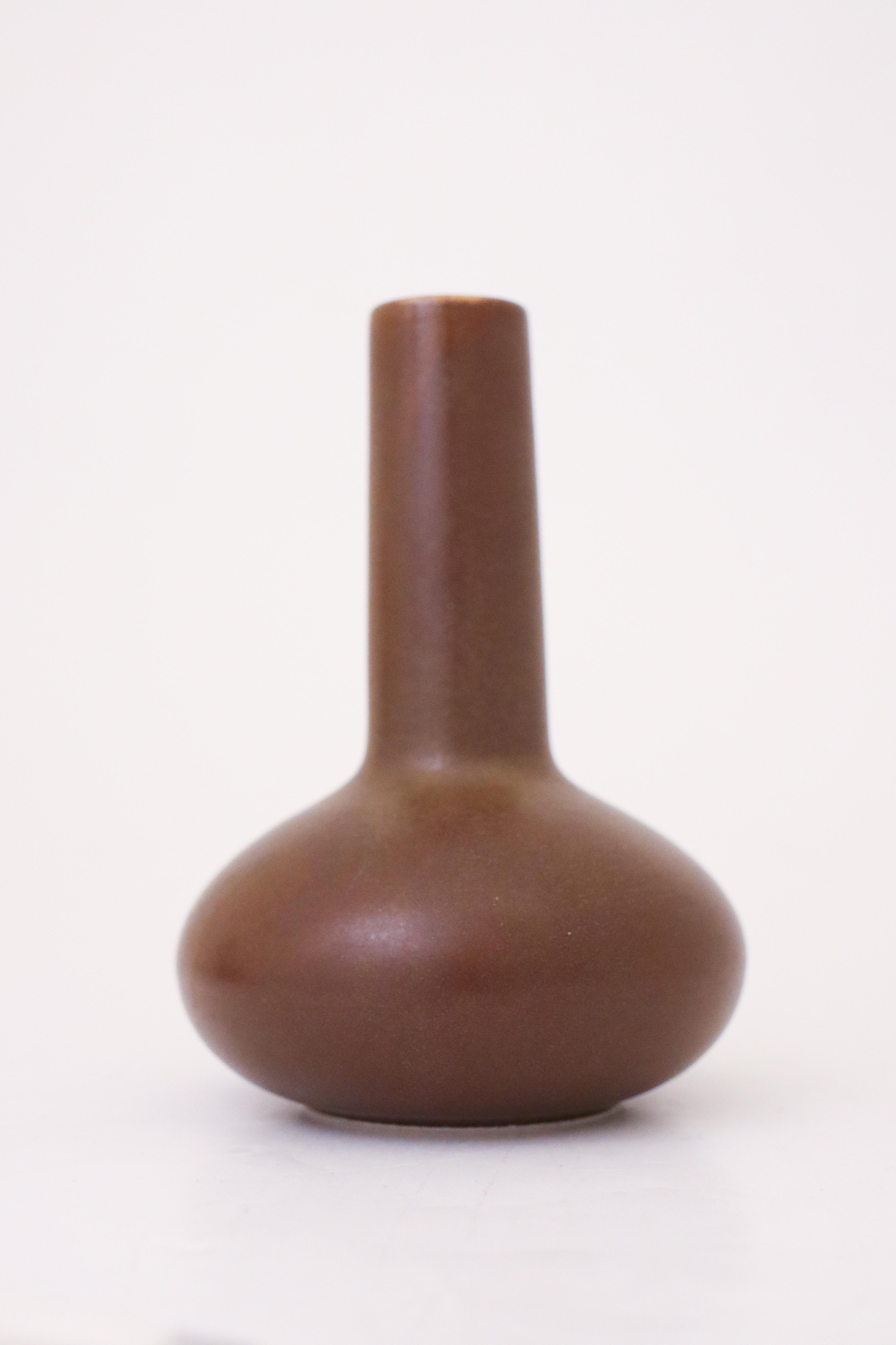 A lovely brown vase designed by Seltmann Weiden Bavaria. The vase is 13.5 cm high and in very good condition. 