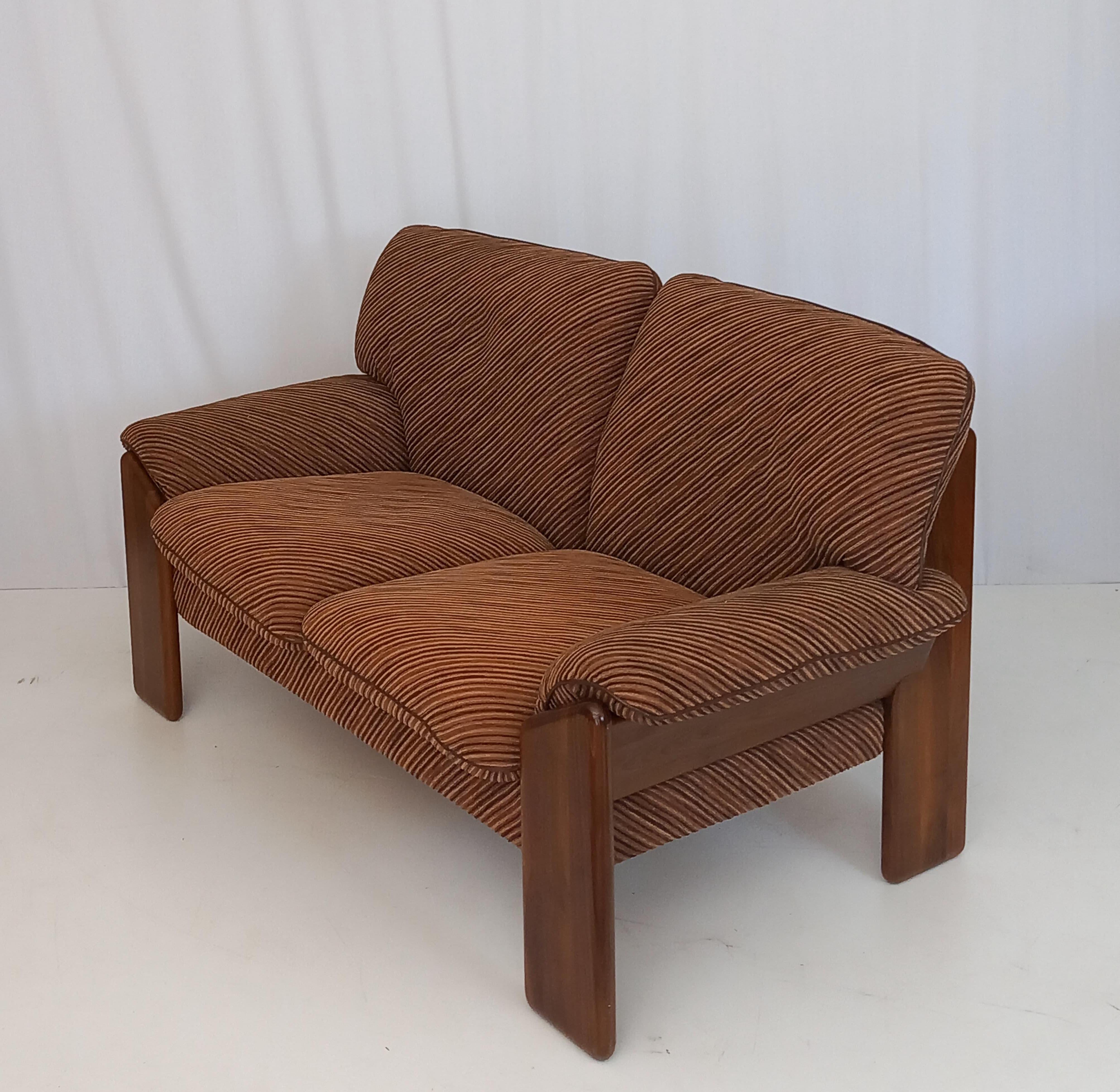 This vintage mid-century 2-seater sofa, produced in the 1970s by the renowned Italian furniture firm Mobil Girgi, is a striking example of timeless design and sophisticated craftsmanship. Upholstered in velvet, the sofa features a sturdy walnut