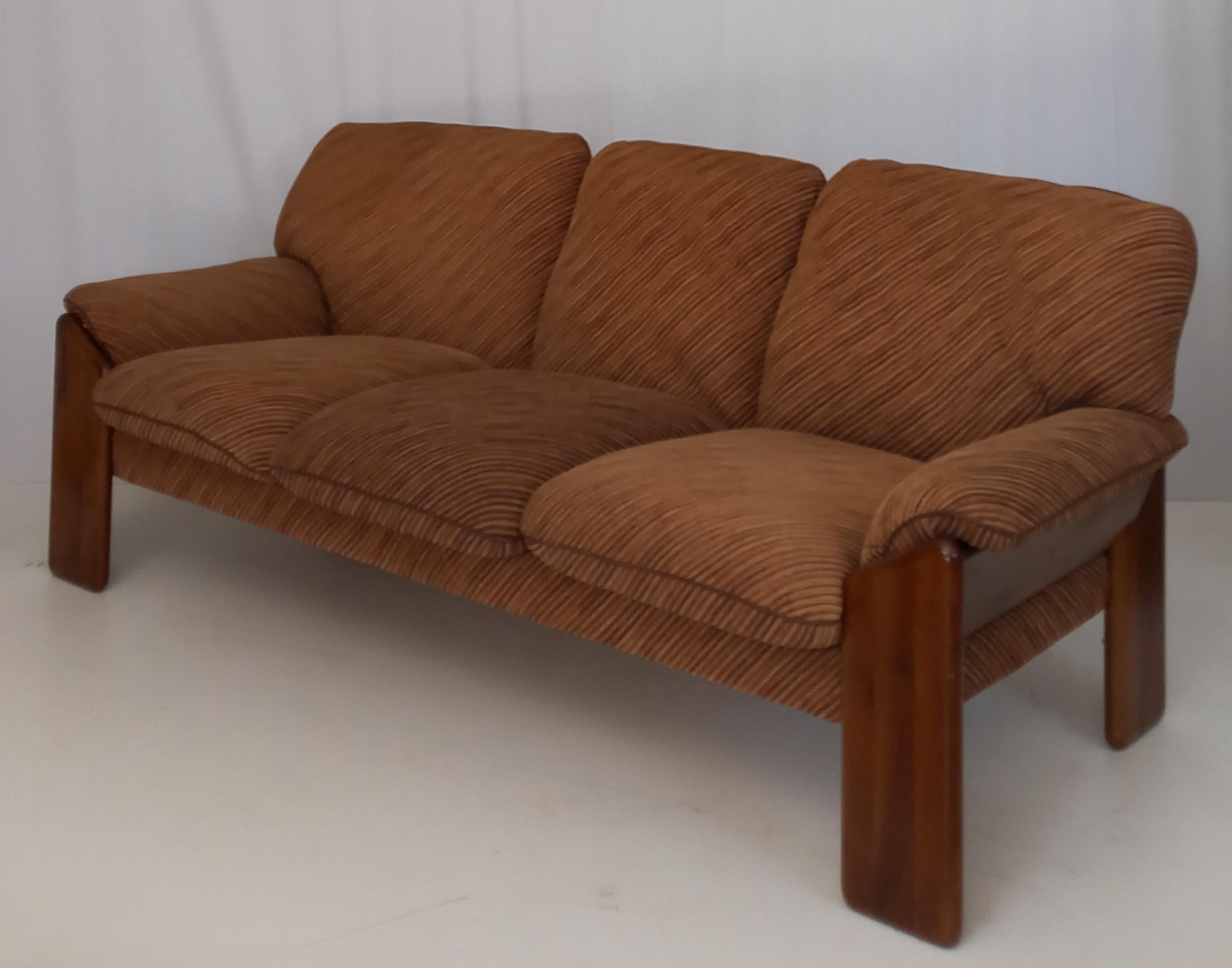This vintage mid-century 3-seater sofa, produced in the 1970s by the renowned Italian furniture firm Mobil Girgi, is a striking example of timeless design and sophisticated craftsmanship. Upholstered in velvet, the sofa features a sturdy walnut