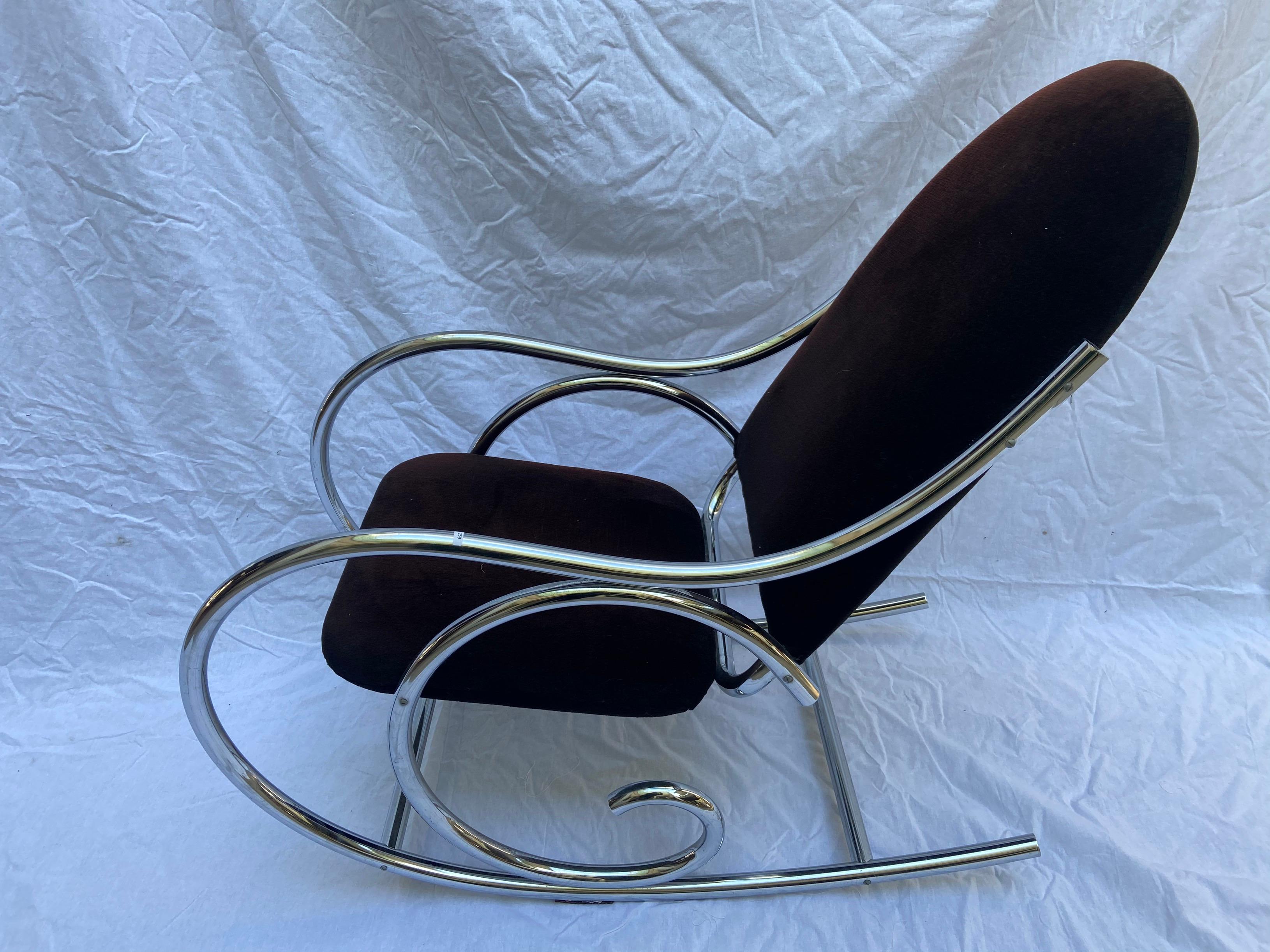 Brown velvet armchair / rocking chair, Travail Francais
Circa 1975
Velvet and chromed tubular metal

Measures: H 103 x L 56 x P 110 cm 

Seat height: 44 cm.