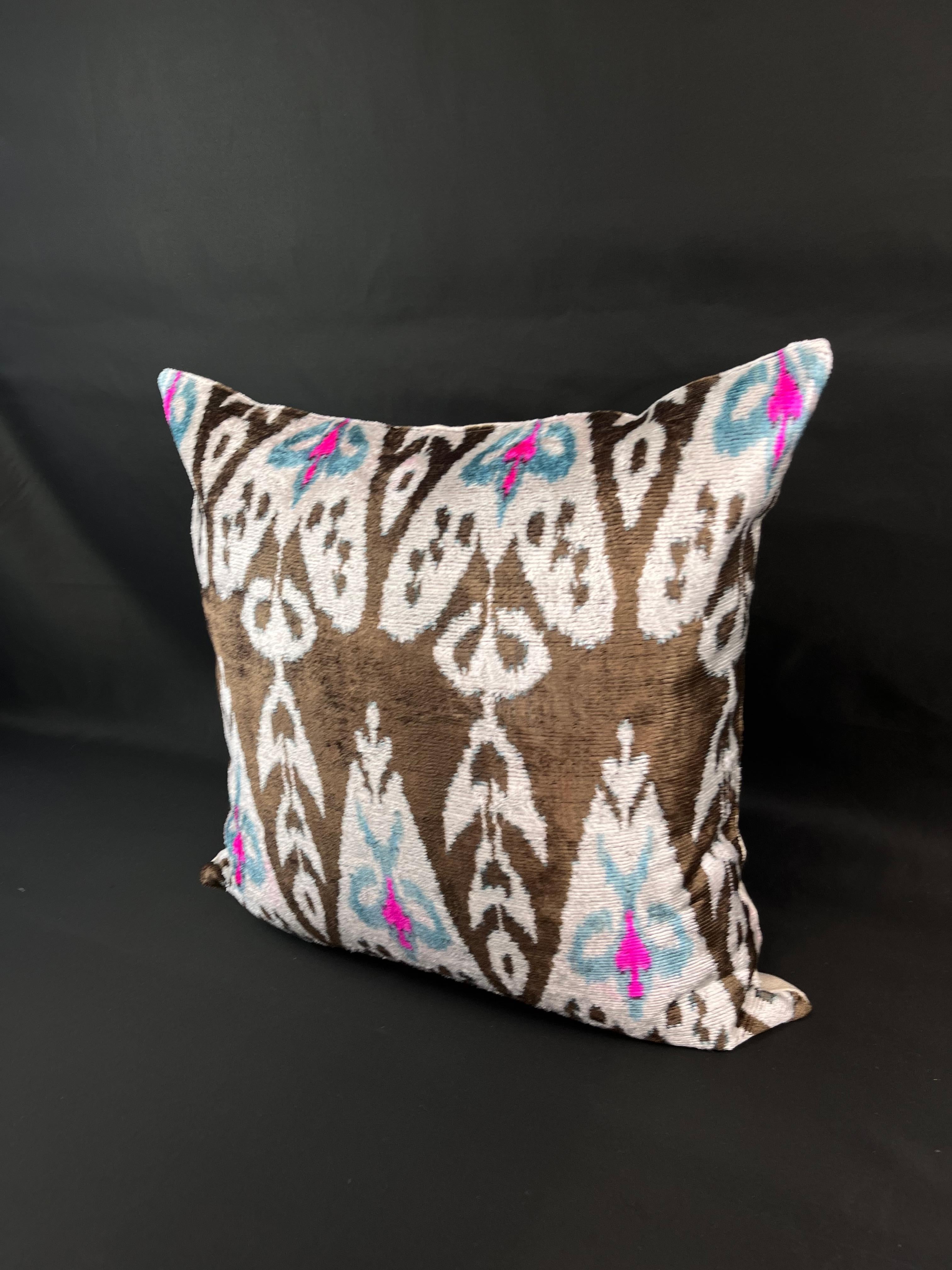 Voici une superbe taie d'oreiller en velours turc ikat, tissée à la main de manière experte à partir de la soie la plus fine et ornée de motifs vibrants teints à la main. Cette exquise taie d'oreiller est une véritable œuvre d'art, fabriquée par des