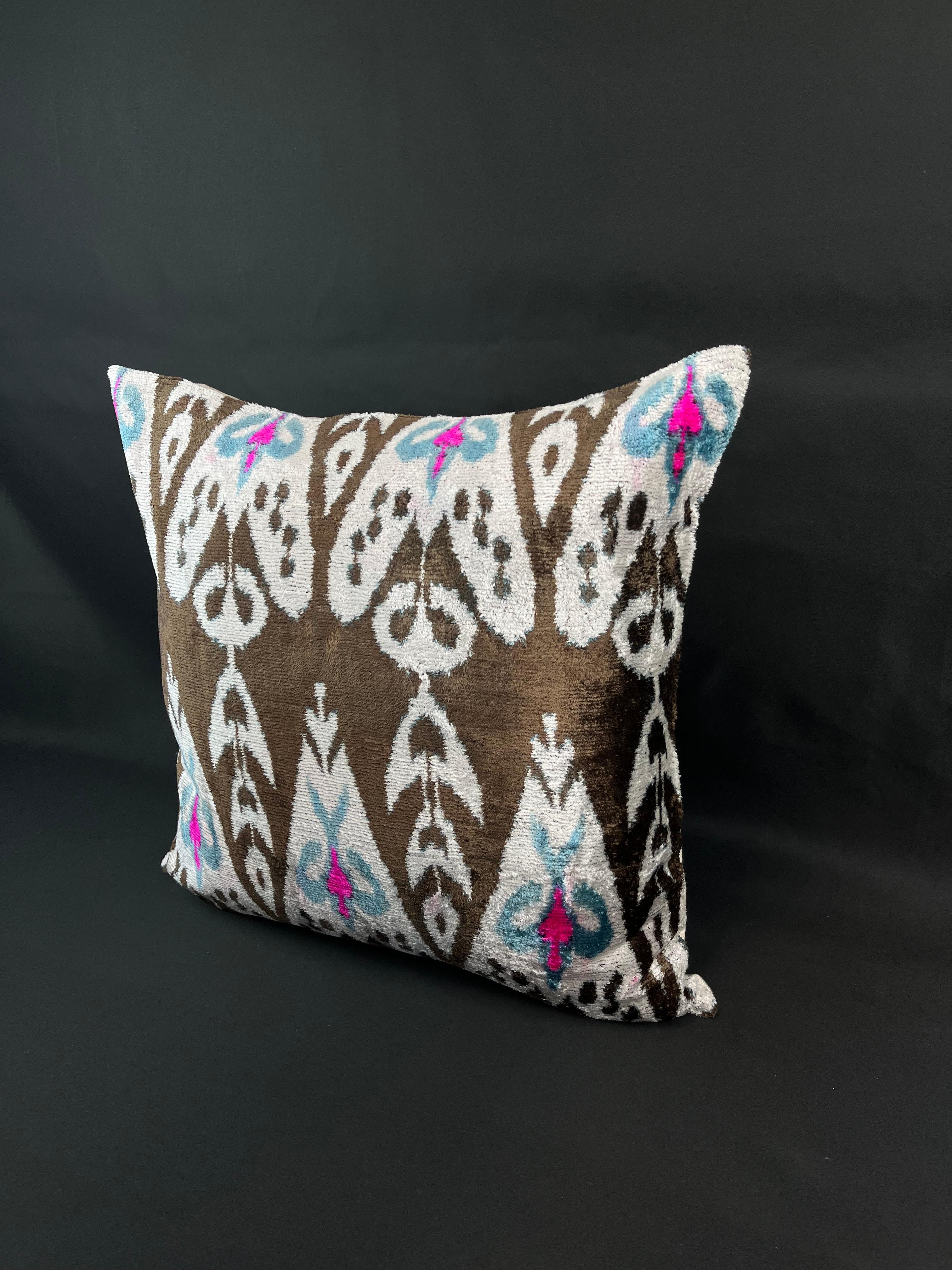 Ein atemberaubender Kissenbezug aus türkischem Ikat-Samt, fachmännisch handgewebt aus feinster Seide und verziert mit lebendigen, handgefärbten Mustern. Dieser exquisite Kissenbezug ist ein wahres Kunstwerk, das von geschickten Kunsthandwerkern mit