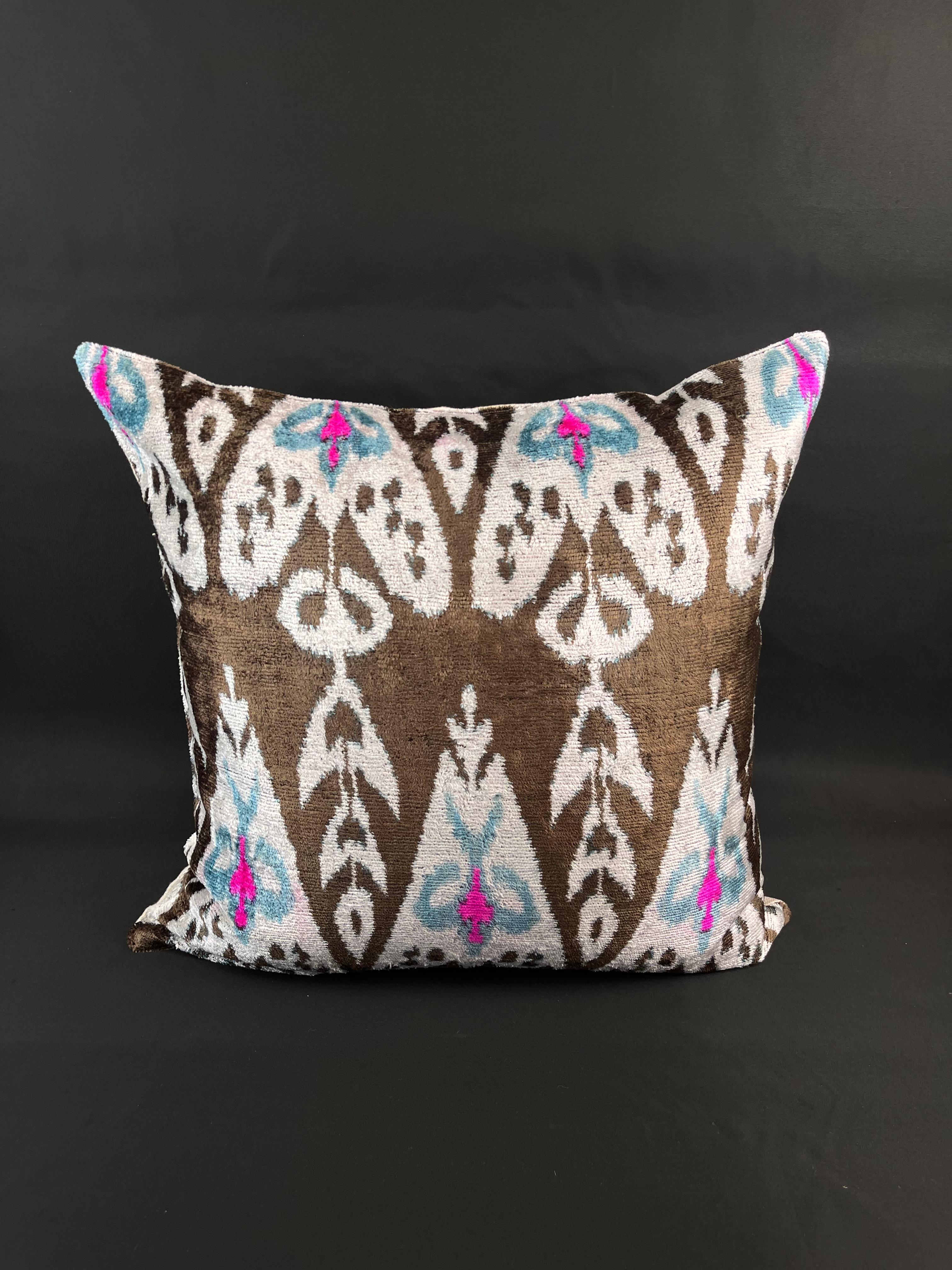Ikat-Kissenbezug aus braunem Samt und Seide, 20