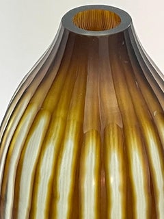 Braune Vase aus vertikal gestreiftem braunem Glas, Rumänien, zeitgenössisch