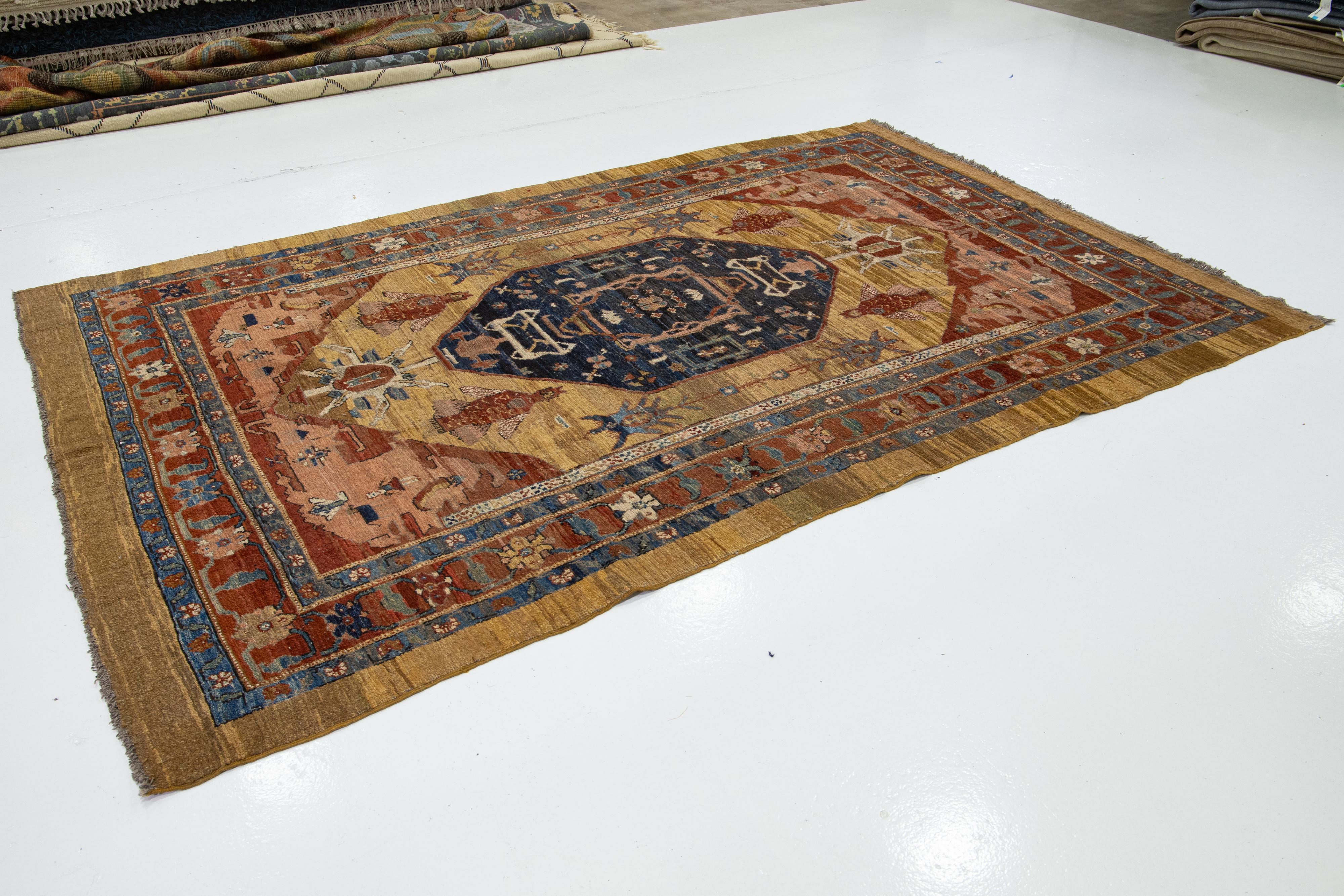 Brown Vintage Bakshaish Handmade Wool Rug mit Medaillon Design im Angebot 1