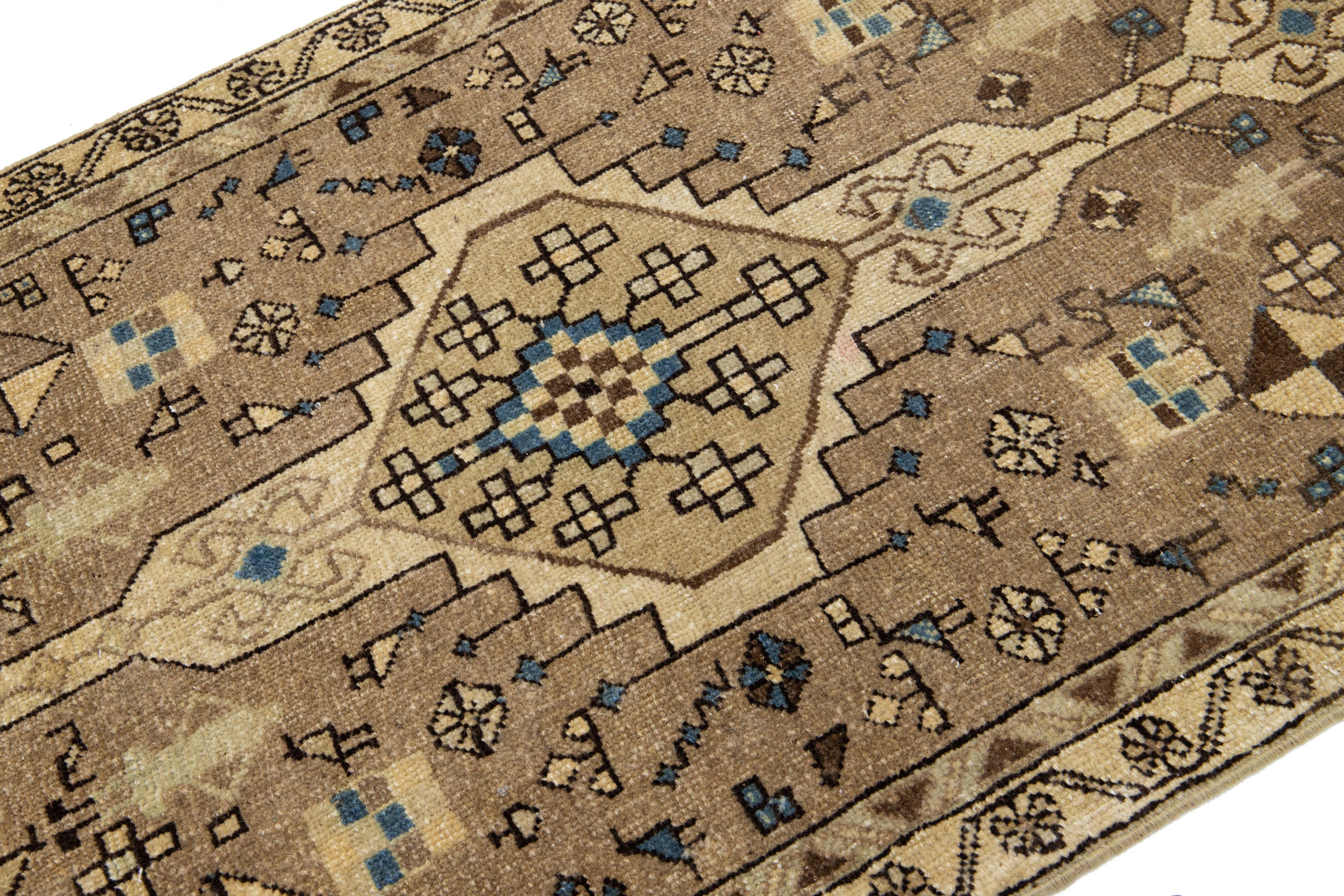 Islamique Brown Vintage Distressed Persian Wool Runner With Tribal Pattern (Chemin de table en laine persane à motif tribal) en vente