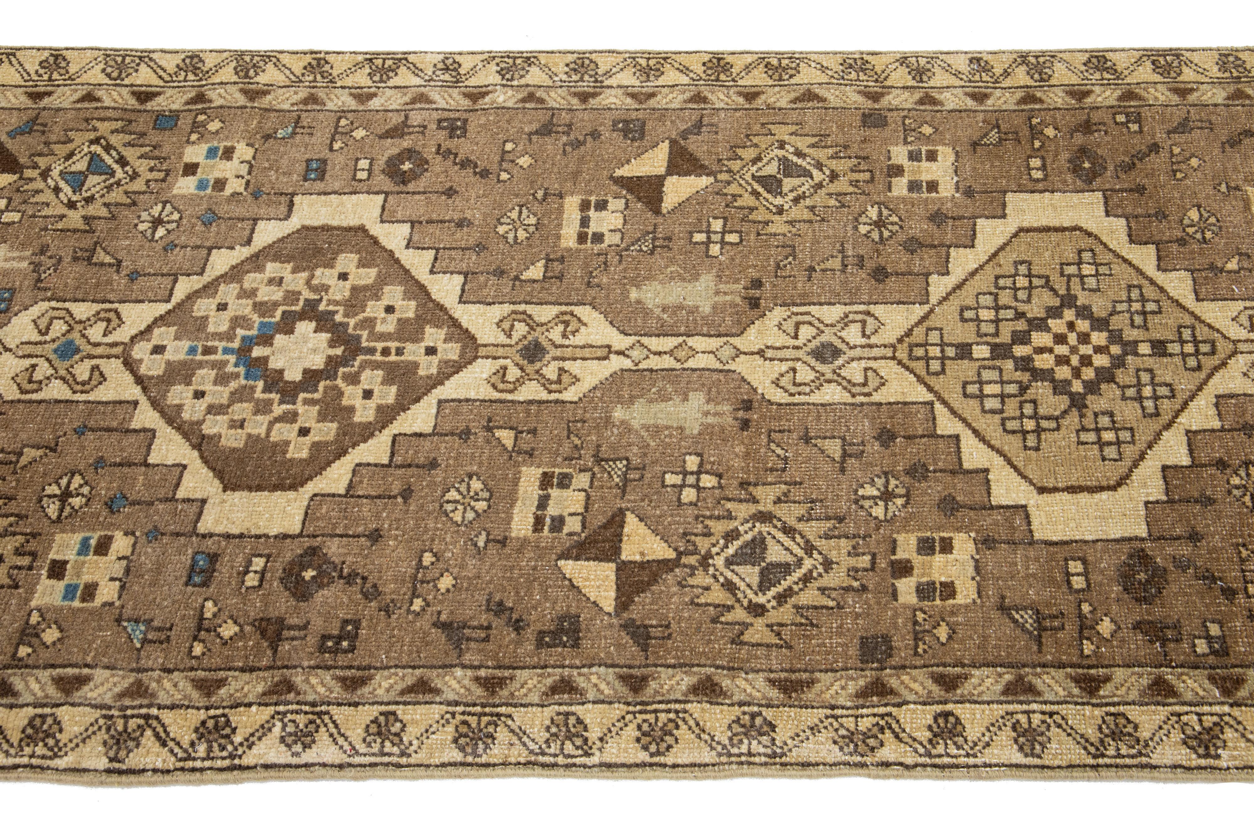 Noué à la main Brown Vintage Distressed Persian Wool Runner With Tribal Pattern (Chemin de table en laine persane à motif tribal) en vente