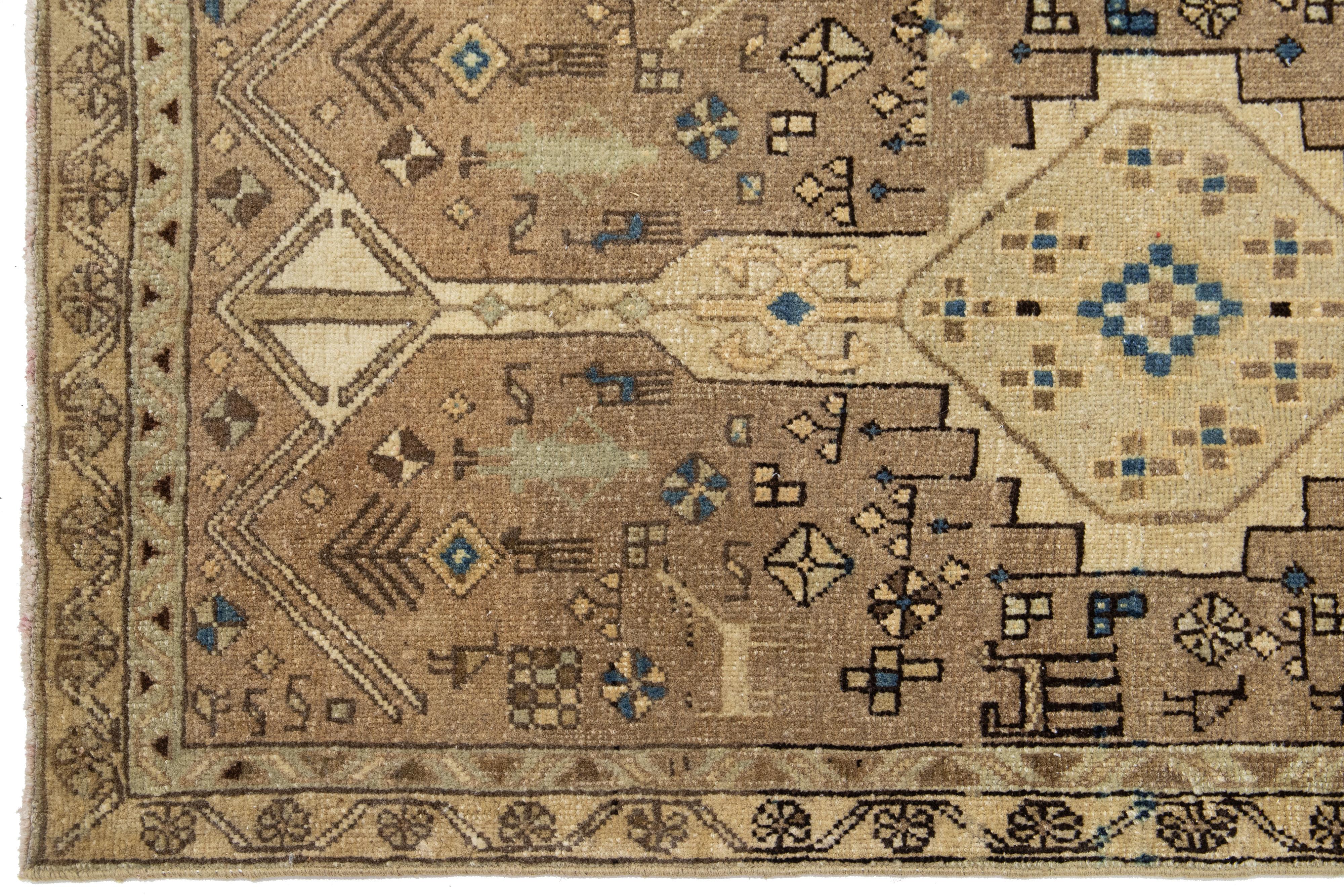 Brown Vintage Distressed Persian Wool Runner With Tribal Pattern (Chemin de table en laine persane à motif tribal) Abîmé - En vente à Norwalk, CT