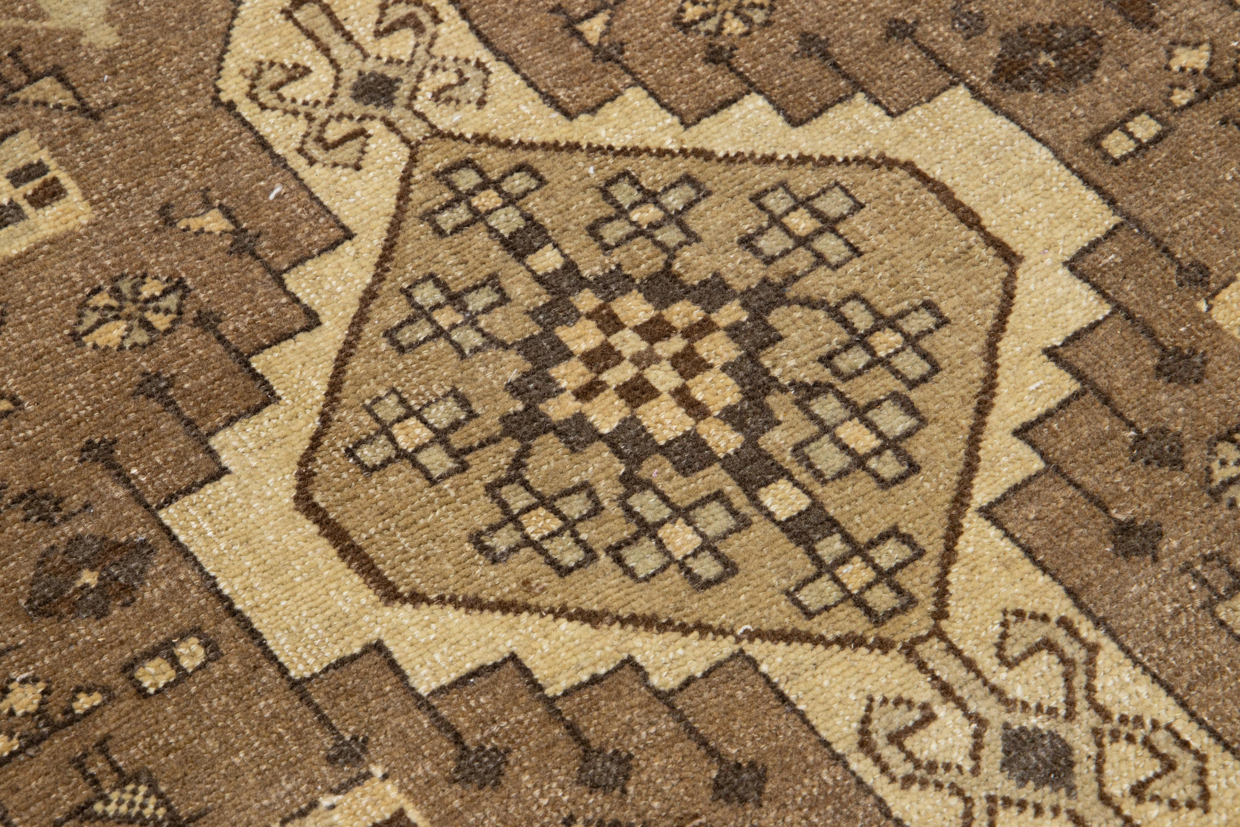 Laine Brown Vintage Distressed Persian Wool Runner With Tribal Pattern (Chemin de table en laine persane à motif tribal) en vente