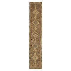 Brown Vintage Distressed Persian Wool Runner With Tribal Pattern (Chemin de table en laine persane à motif tribal)