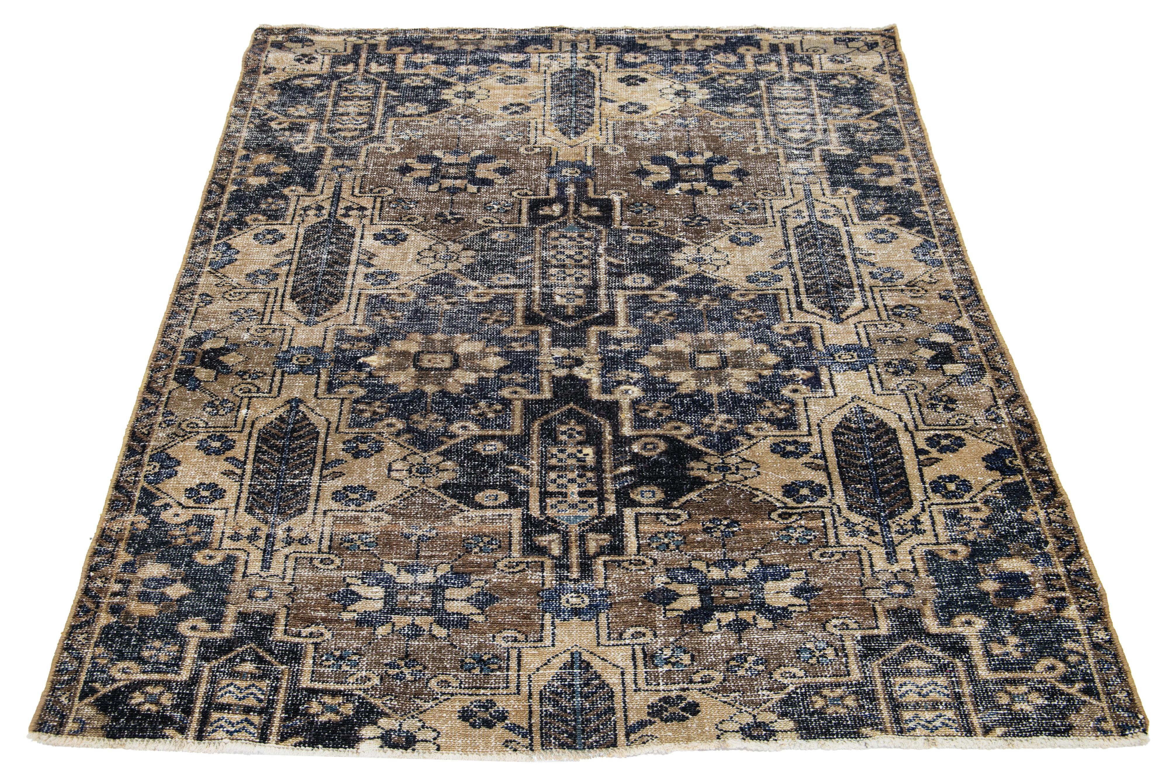 Brown Vintage Persisch Distressed Wolle Teppich mit geometrischen Muster (Islamisch) im Angebot