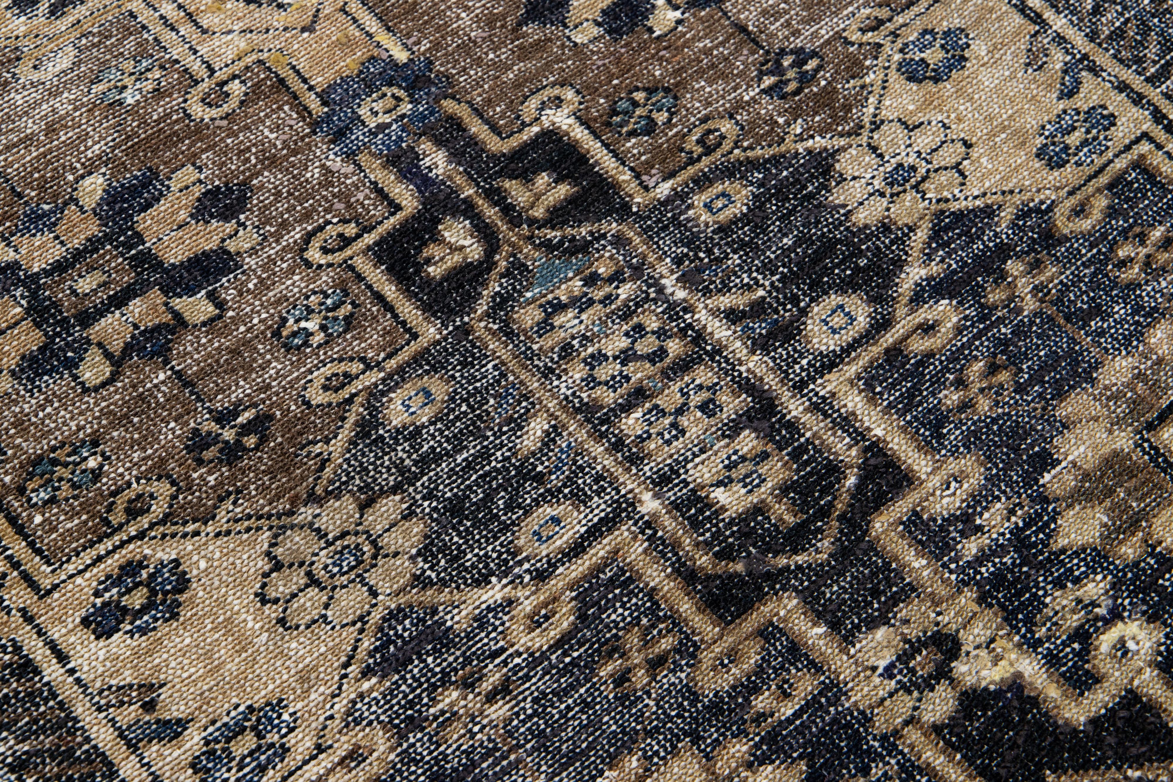 Brown Vintage Persisch Distressed Wolle Teppich mit geometrischen Muster (Handgeknüpft) im Angebot