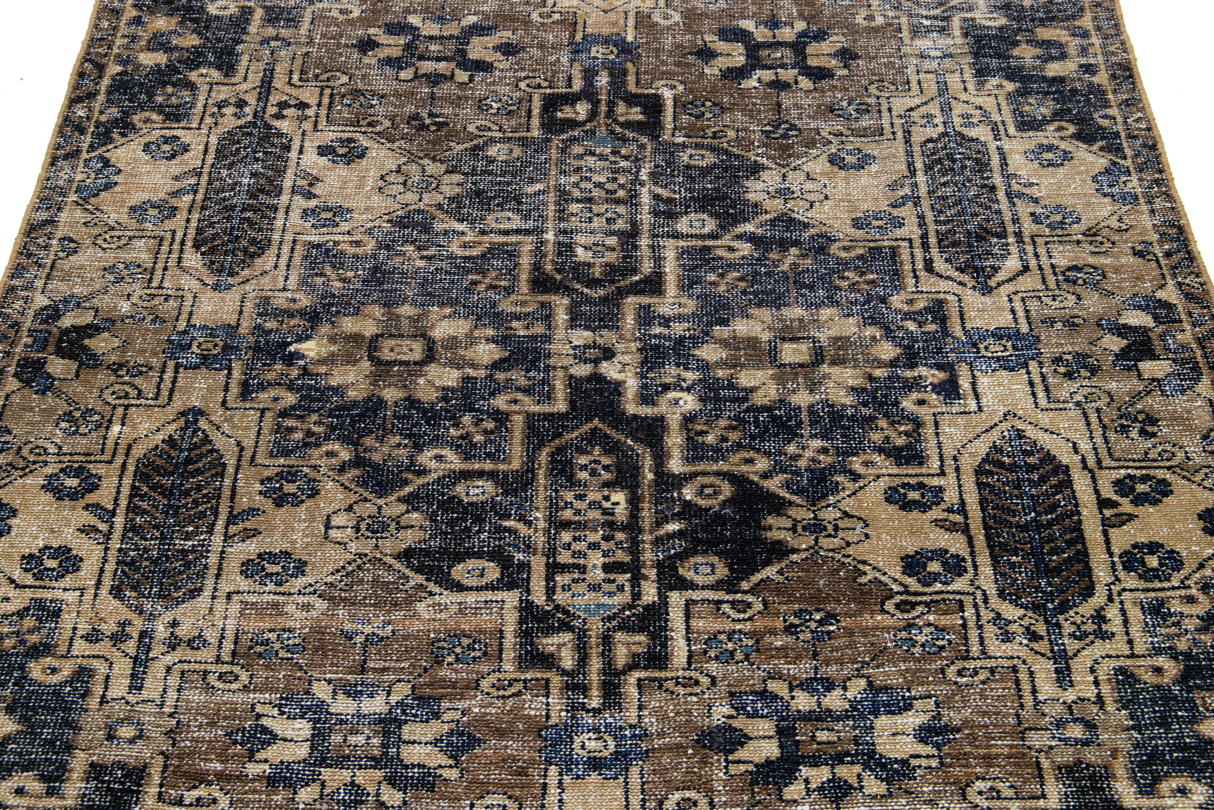 Brown Vintage Persisch Distressed Wolle Teppich mit geometrischen Muster im Zustand „Starke Gebrauchsspuren“ im Angebot in Norwalk, CT