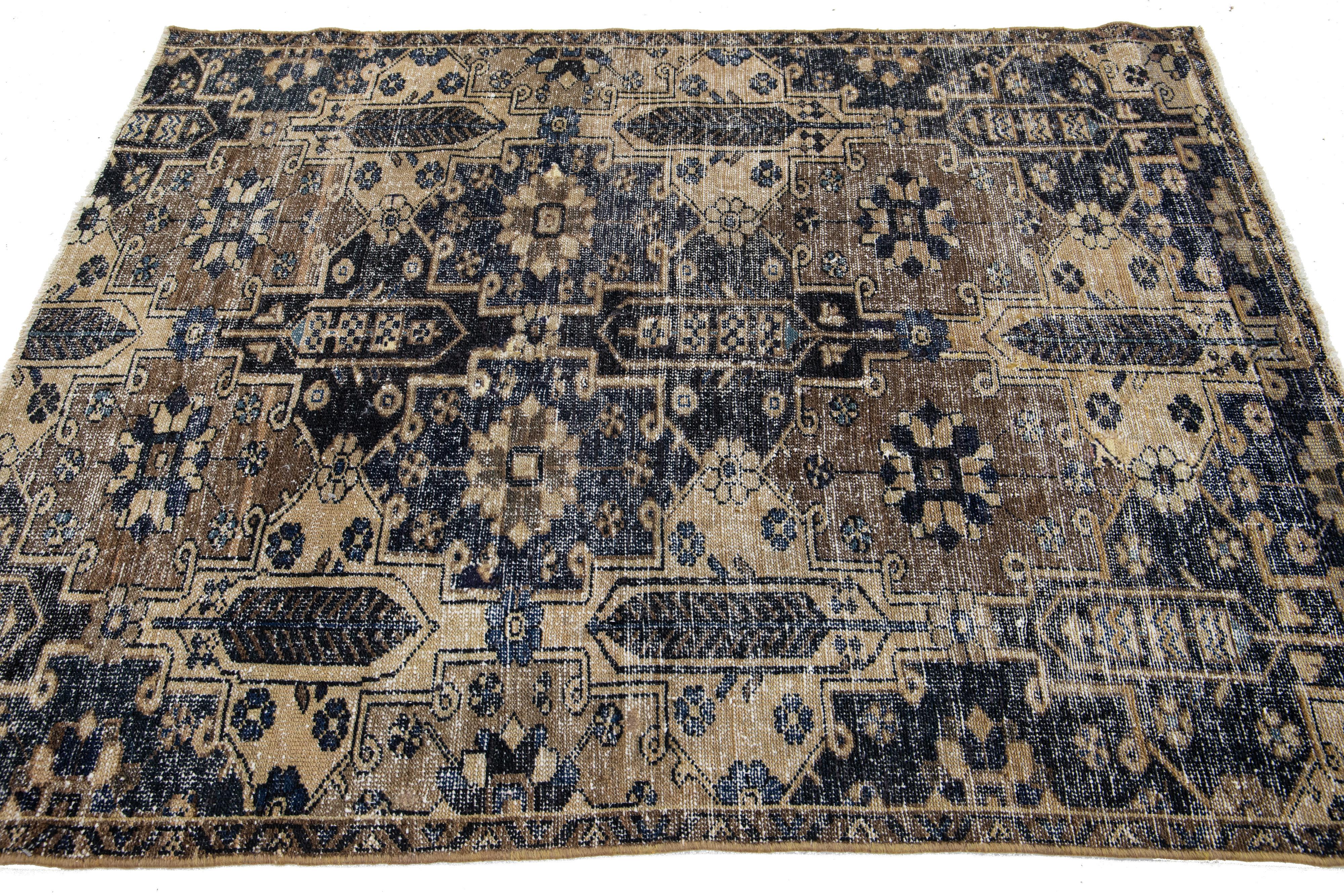 Brown Vintage Persisch Distressed Wolle Teppich mit geometrischen Muster im Angebot 1