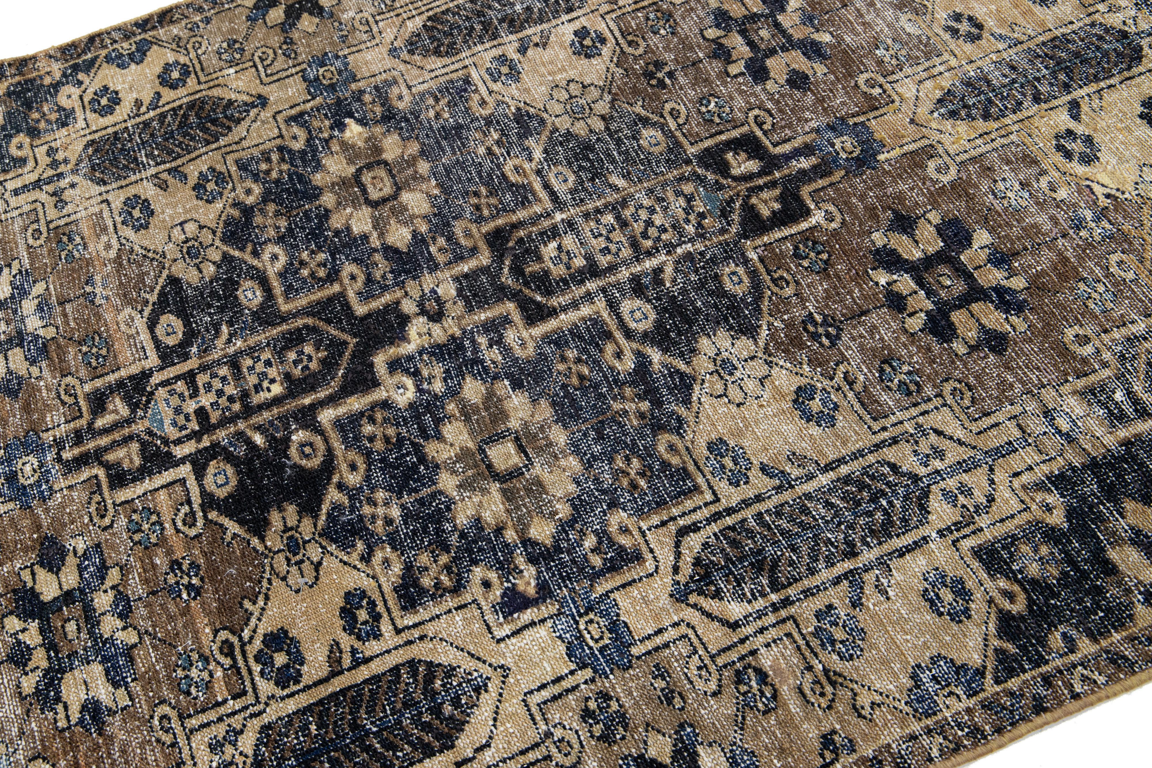 Brown Vintage Persisch Distressed Wolle Teppich mit geometrischen Muster im Angebot 2