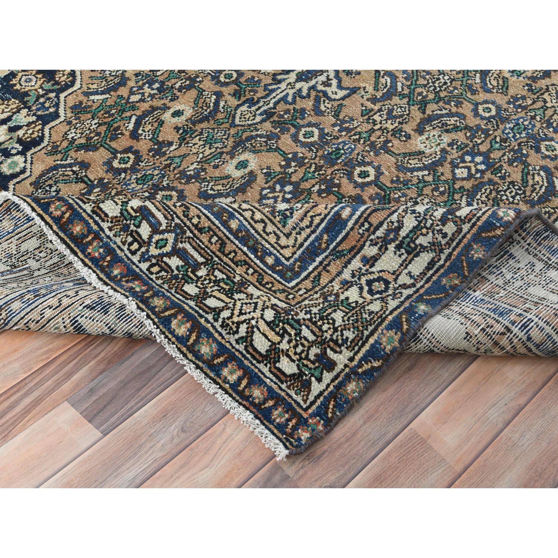 Milieu du XXe siècle Tapis persan vintage Hamadan marron, en laine usée et vieillie, noué à la main en vente