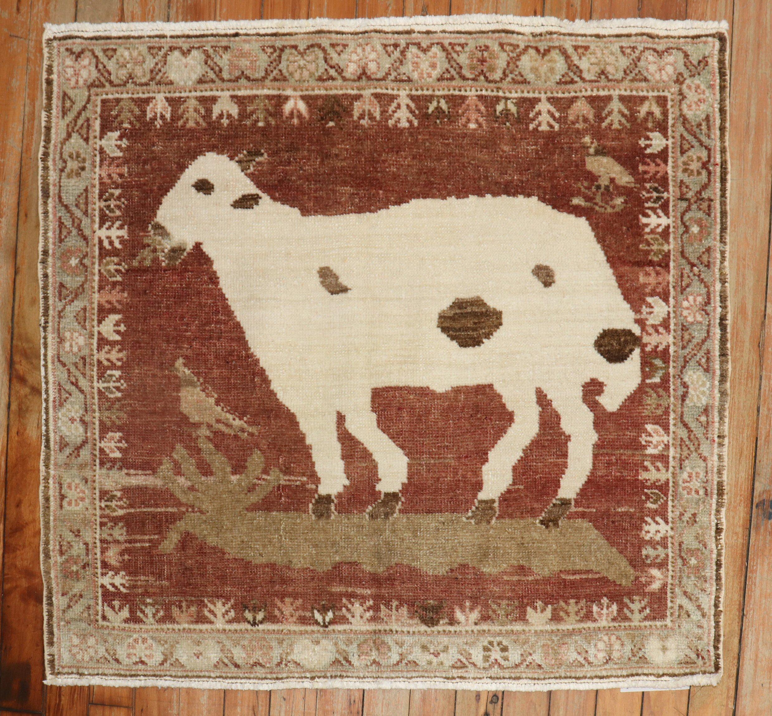 Alfombra pictórica turca de Anatolia de los años 30 que representa una cabra blanca sobre un campo marrón

Medidas: 2'6'' x 2'9''.
