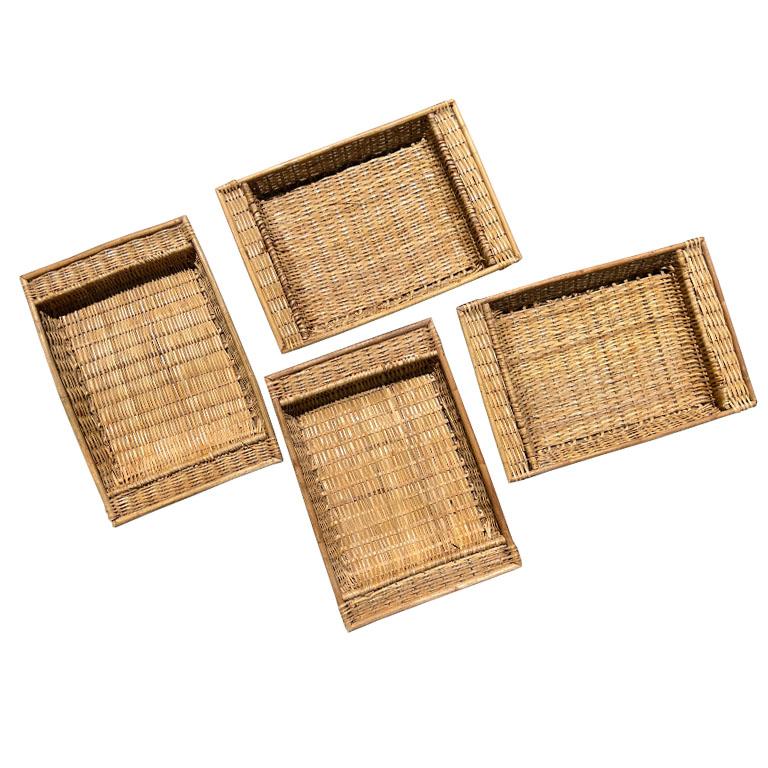 Ein Satz von vier geflochtenen Bettkästen aus Weide und Bambus. Dieses Set ist ideal für Gäste! Jedes Tablett ist rechteckig und hat in der Mitte eine Vertiefung für Teller und Besteck. An der rechten und linken Seite befinden sich flache Griffe zum