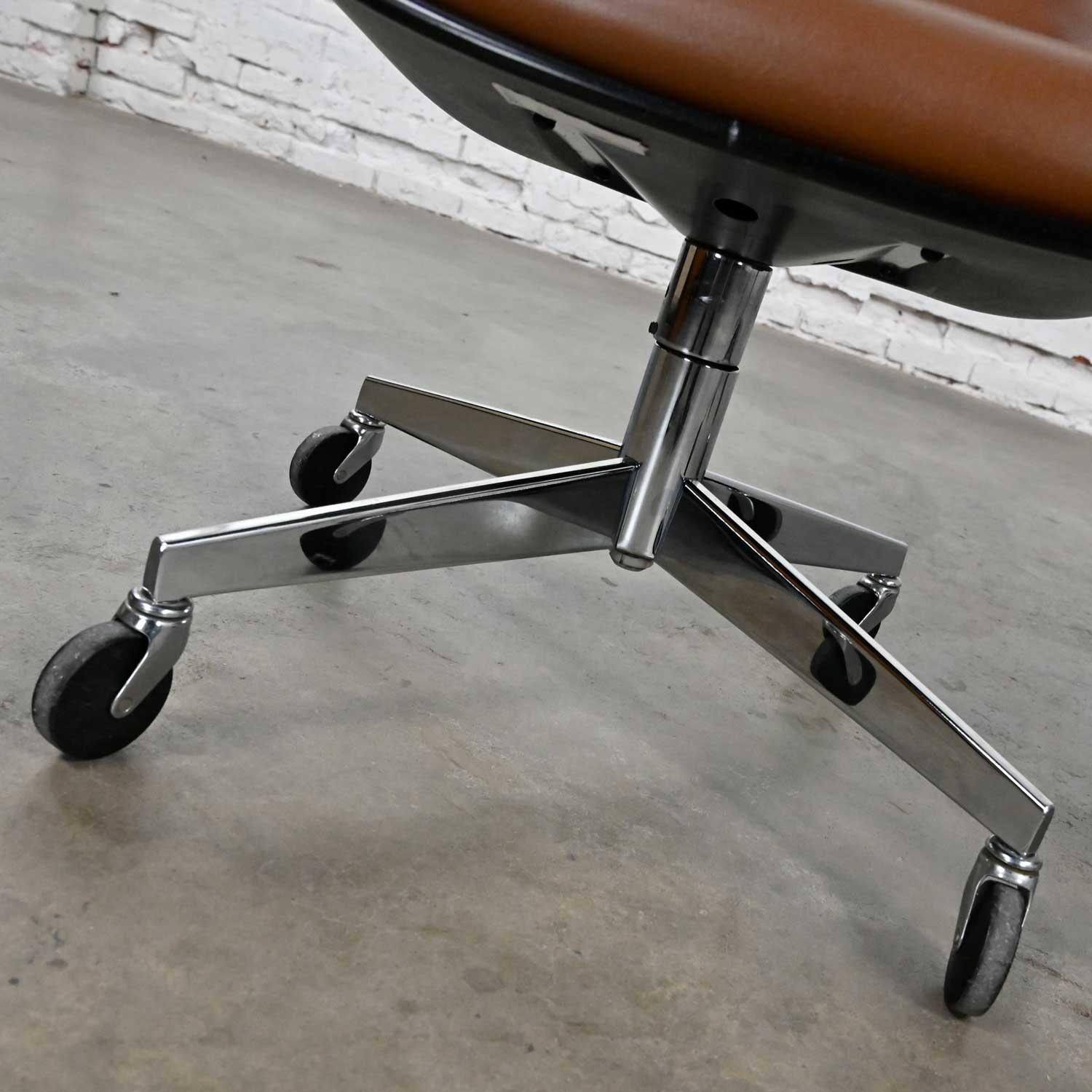 Paire de chaises de bureau roulantes Steelcase 451 en vinyle et faux cuir brun Style Pollock en vente 2