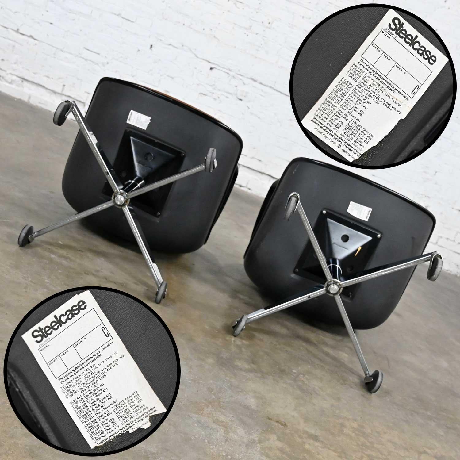 Paire de chaises de bureau roulantes Steelcase 451 en vinyle et faux cuir brun Style Pollock en vente 3