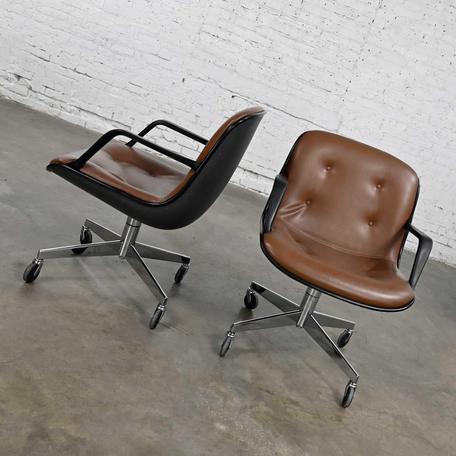 Mid-Century Modern Paire de chaises de bureau roulantes Steelcase 451 en vinyle et faux cuir brun Style Pollock en vente