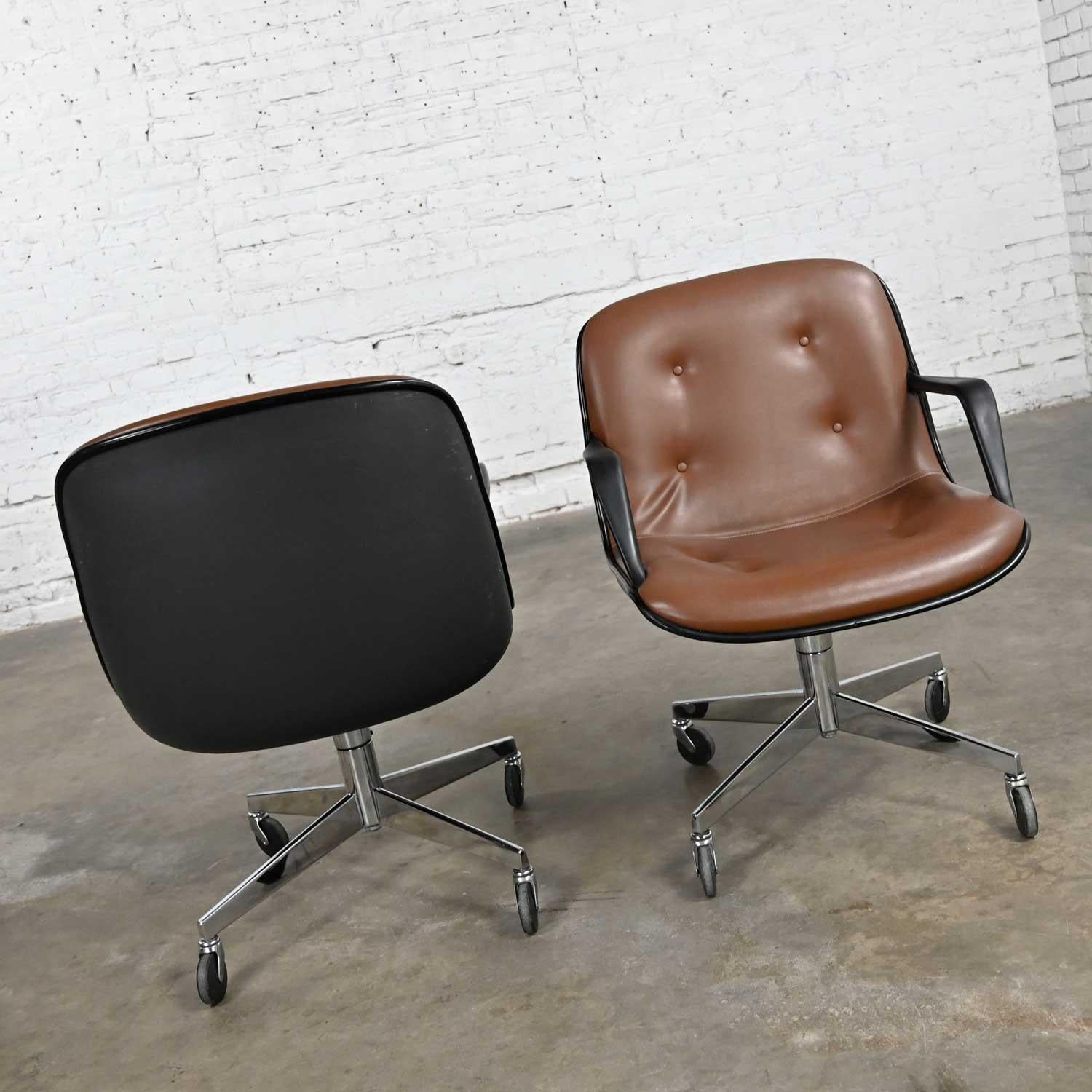 Américain Paire de chaises de bureau roulantes Steelcase 451 en vinyle et faux cuir brun Style Pollock en vente