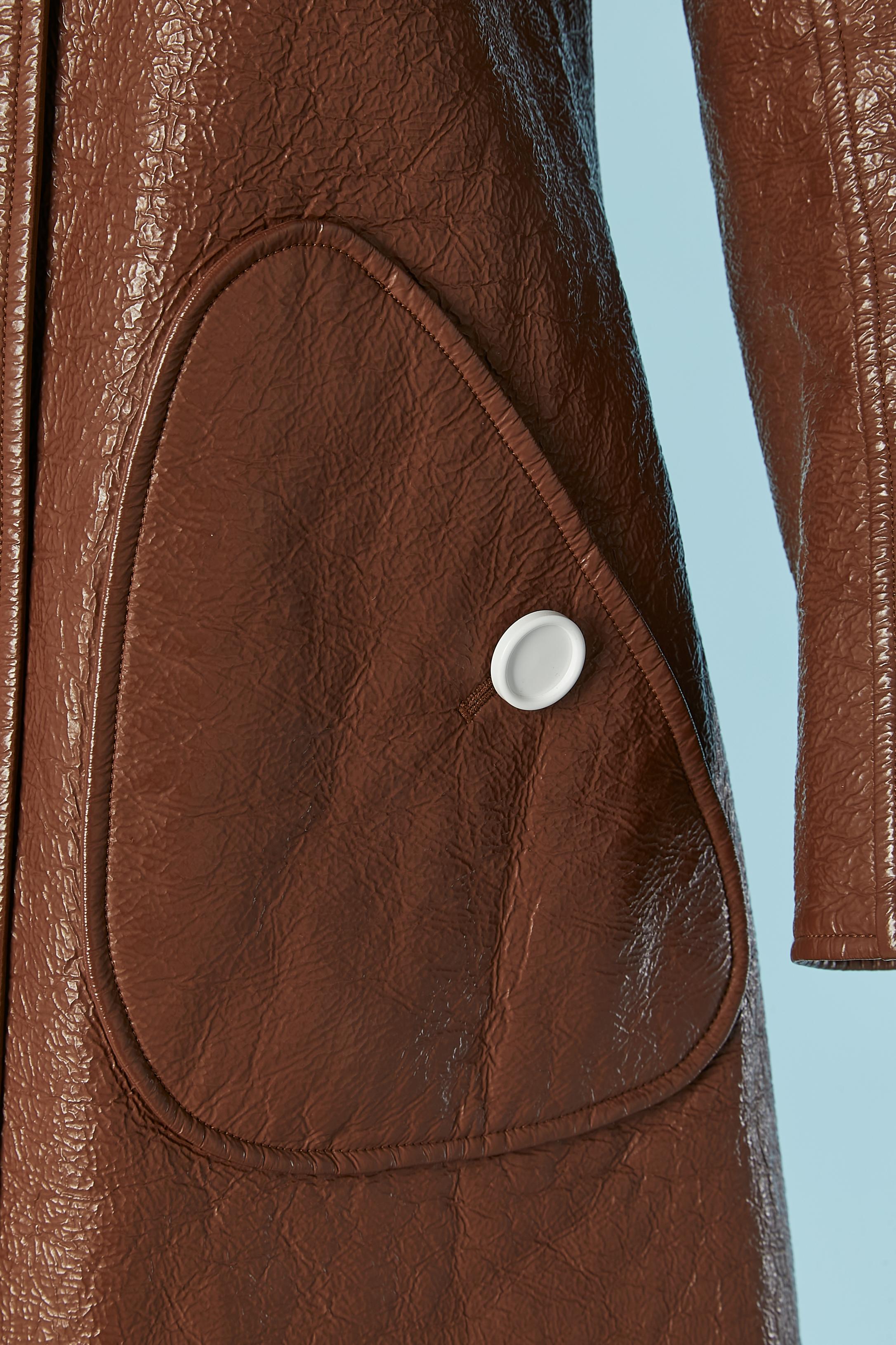 Marron Manteau en vinyle marron à simple boutonnage COURREGES en vente
