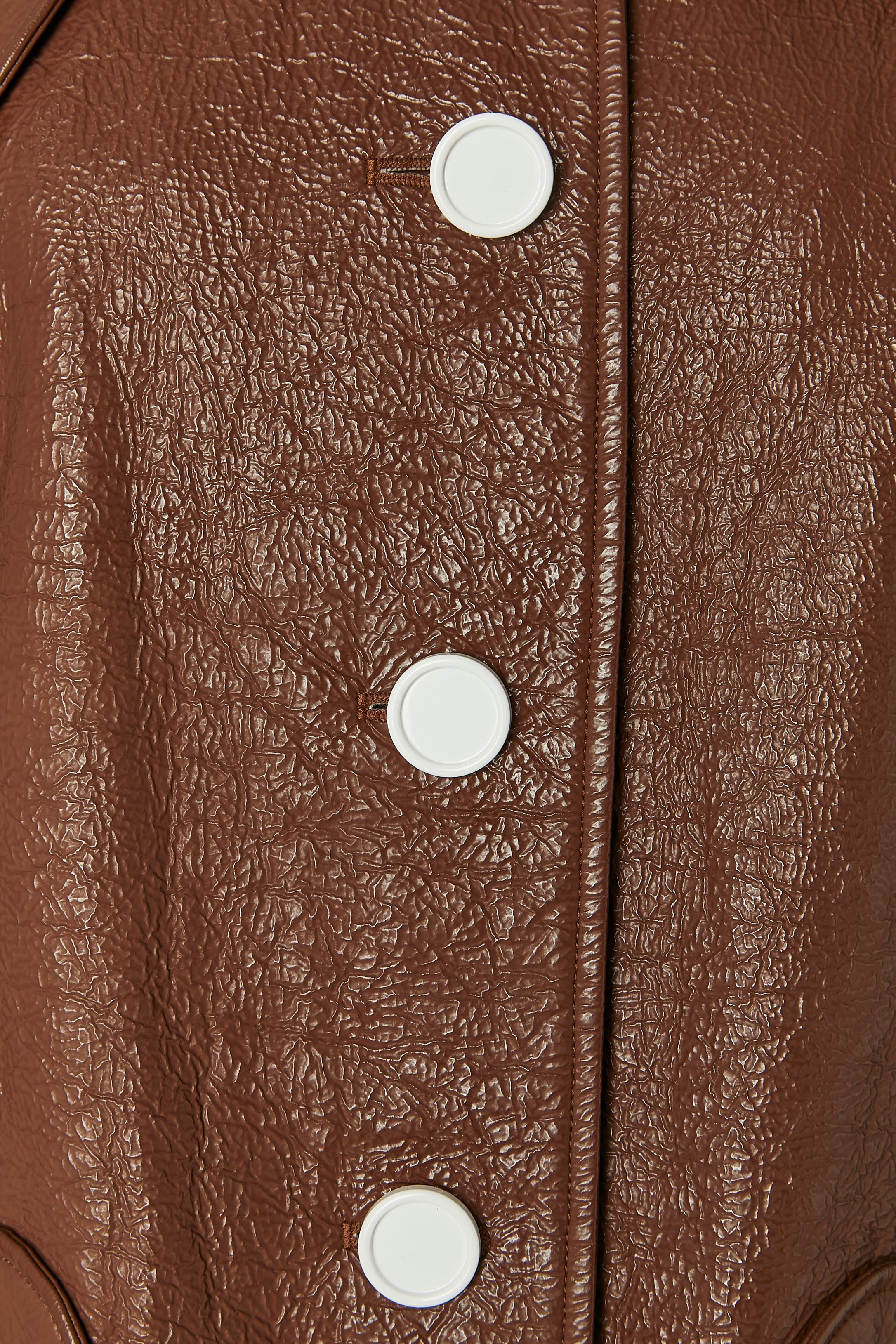 Manteau en vinyle marron à simple boutonnage COURREGES Excellent état - En vente à Saint-Ouen-Sur-Seine, FR