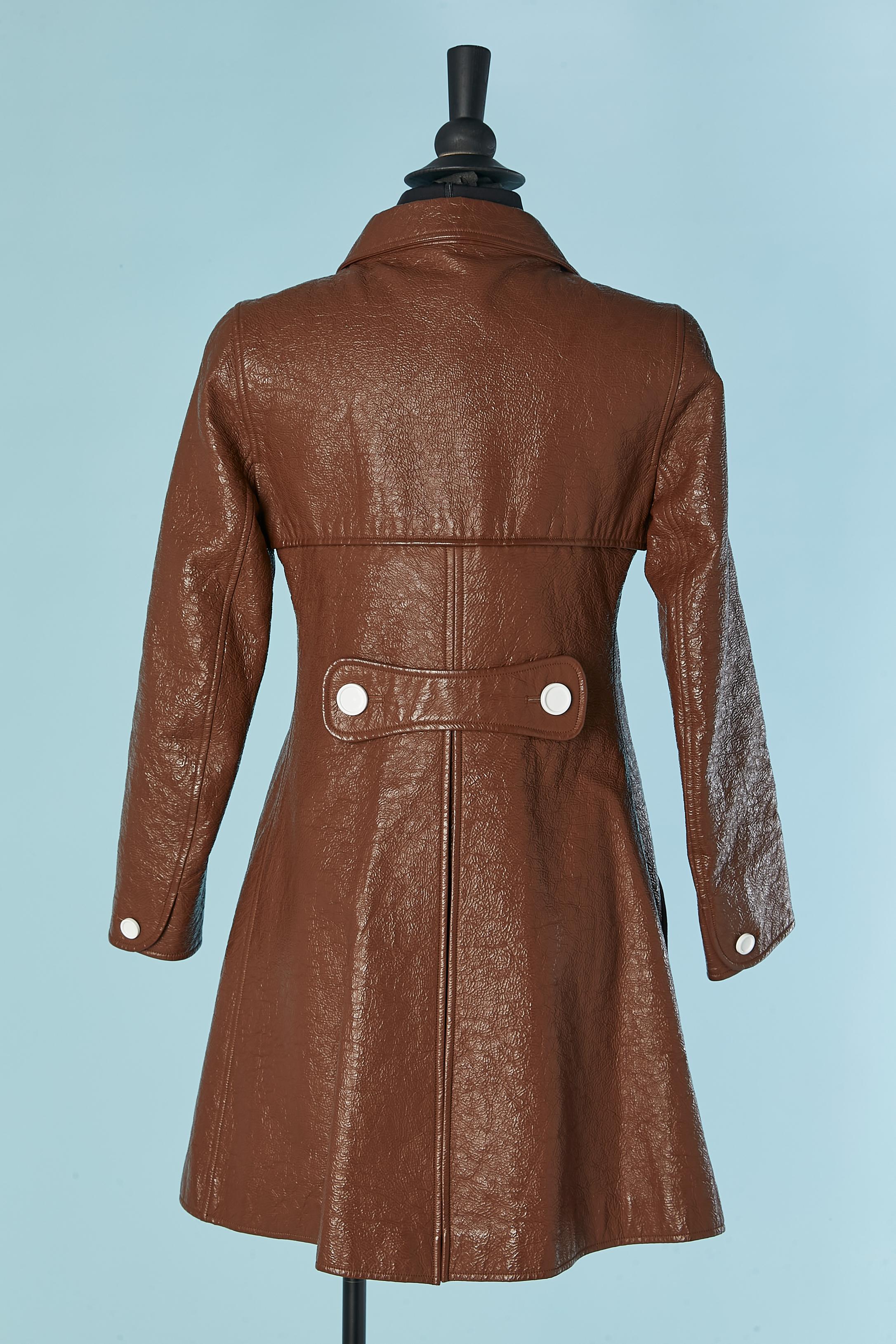 Manteau en vinyle marron à simple boutonnage COURREGES en vente 1