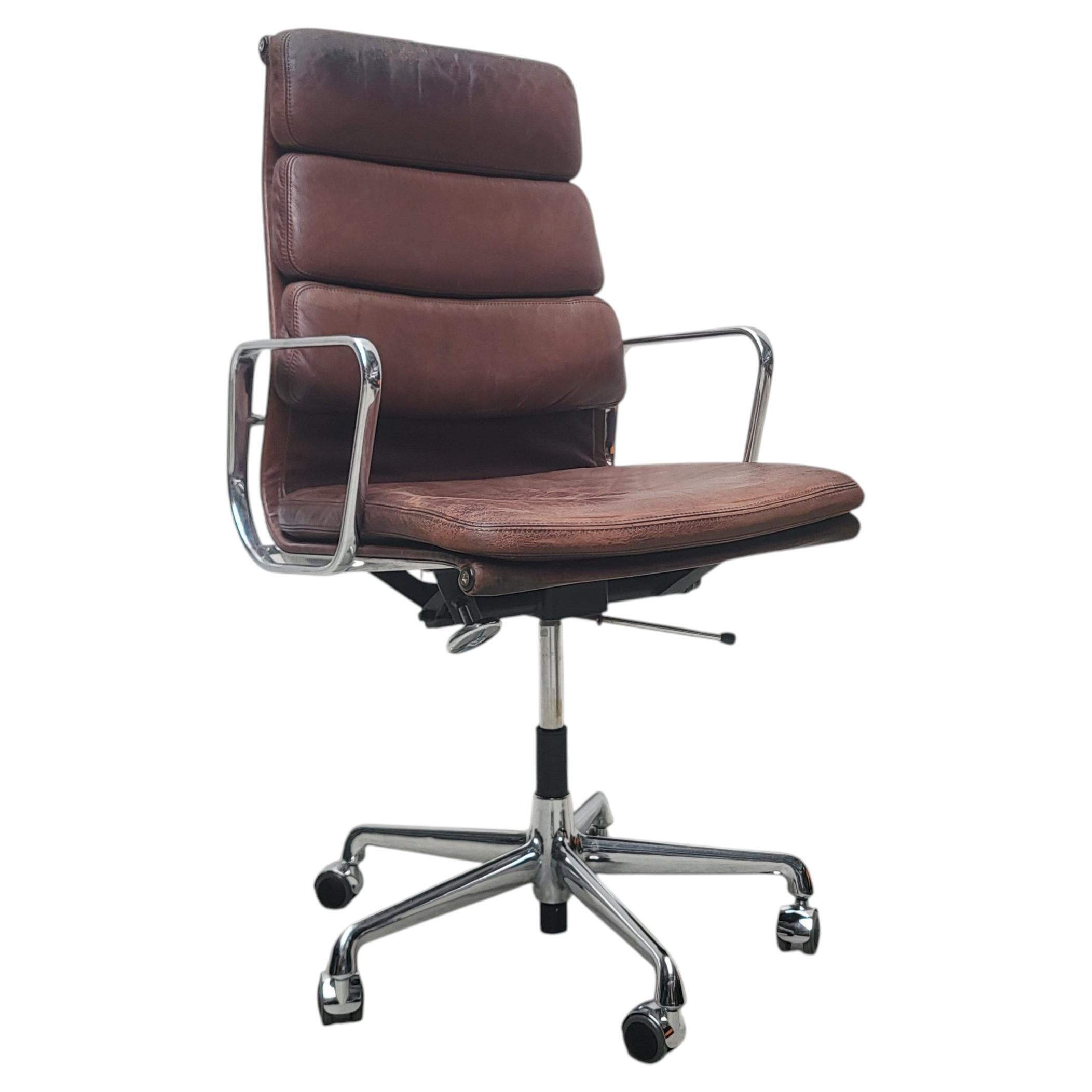Brauner Vitra EA219 Soft Pad Bürostuhl von Charles Eames im Angebot