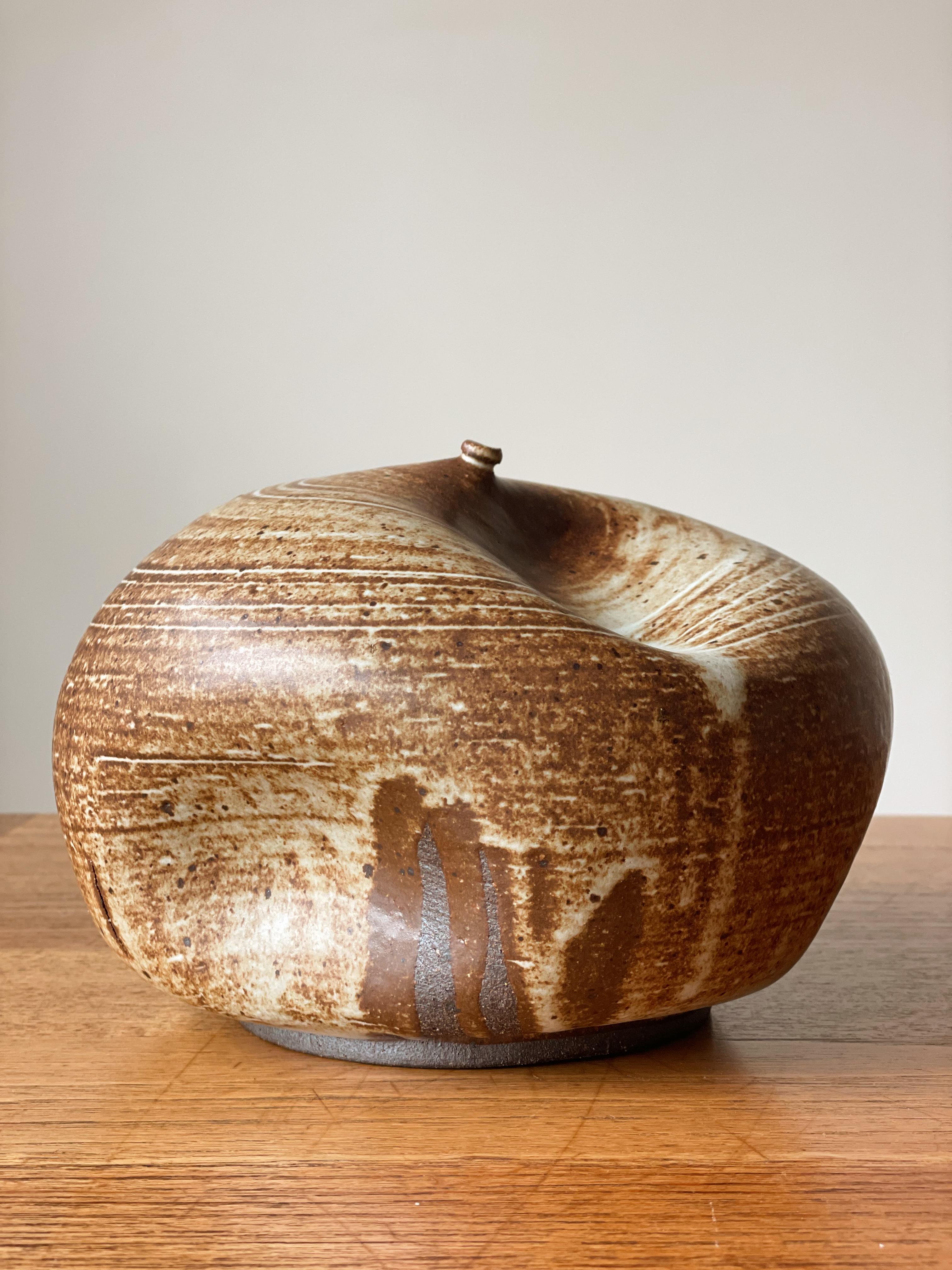 Joseph Skoby è un californiano del sud il cui lavoro si ispira alla natura del suo stato natale. Le sue ceramiche, create nel suo giardino lussureggiante, ricordano la sua danza intima con l'oceano come surfista per tutta la vita, una pura forma di