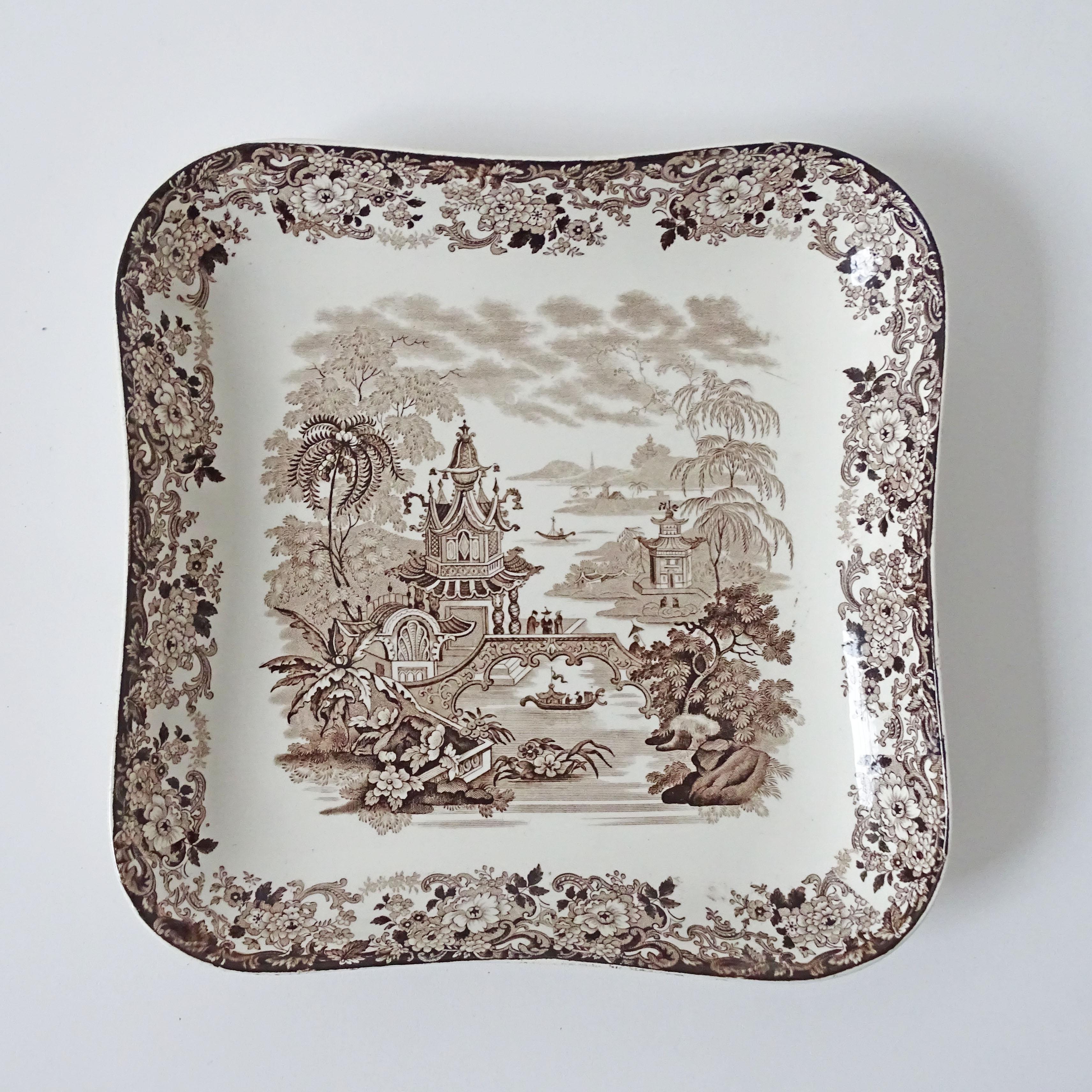 Brown Wedgewood Transferware wall plates England, 1880s In Good Condition For Sale In Milan, IT