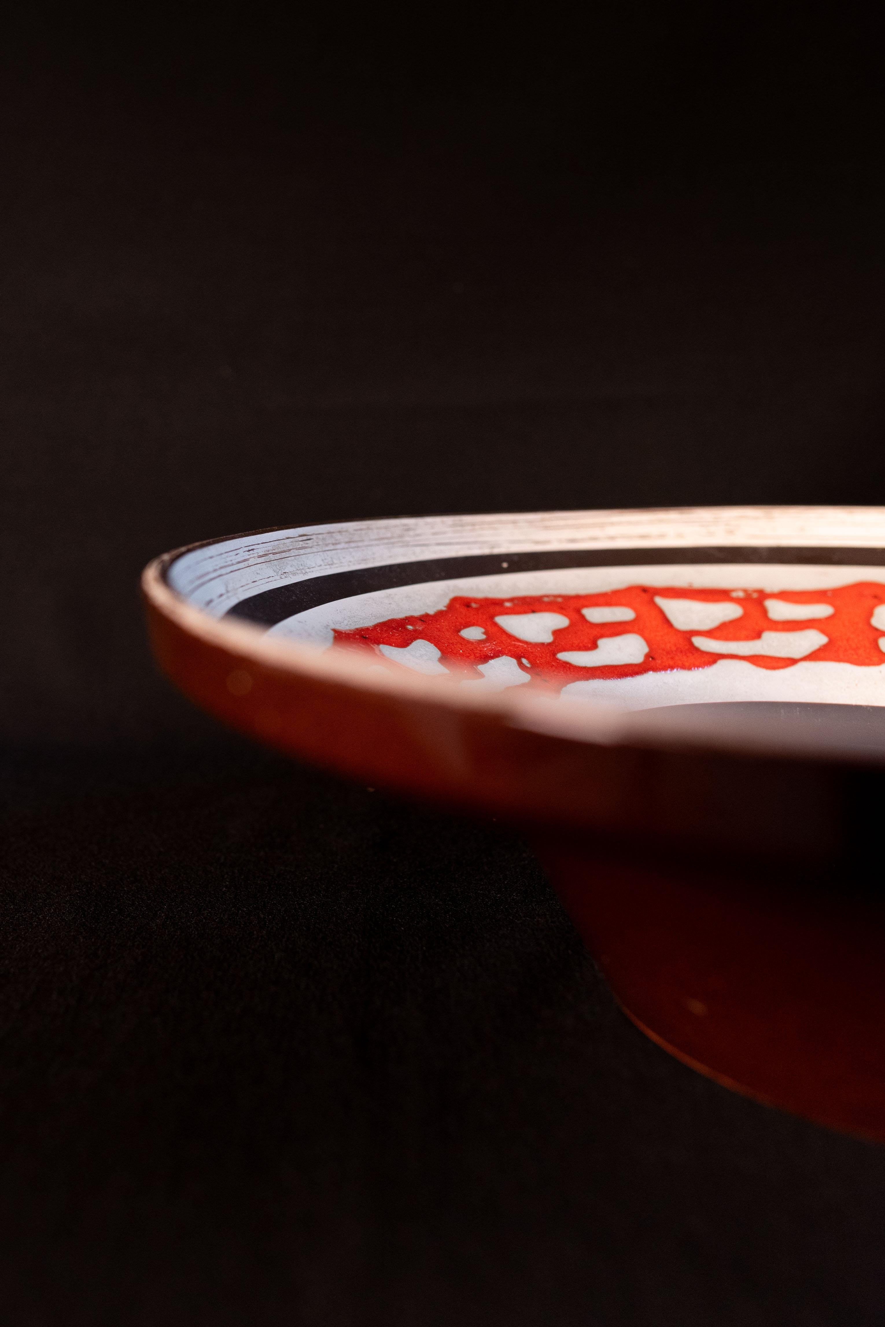 Brown West-Germany ceramic plate with vivid red (1970s) In Good Condition For Sale In Oostende, BE
