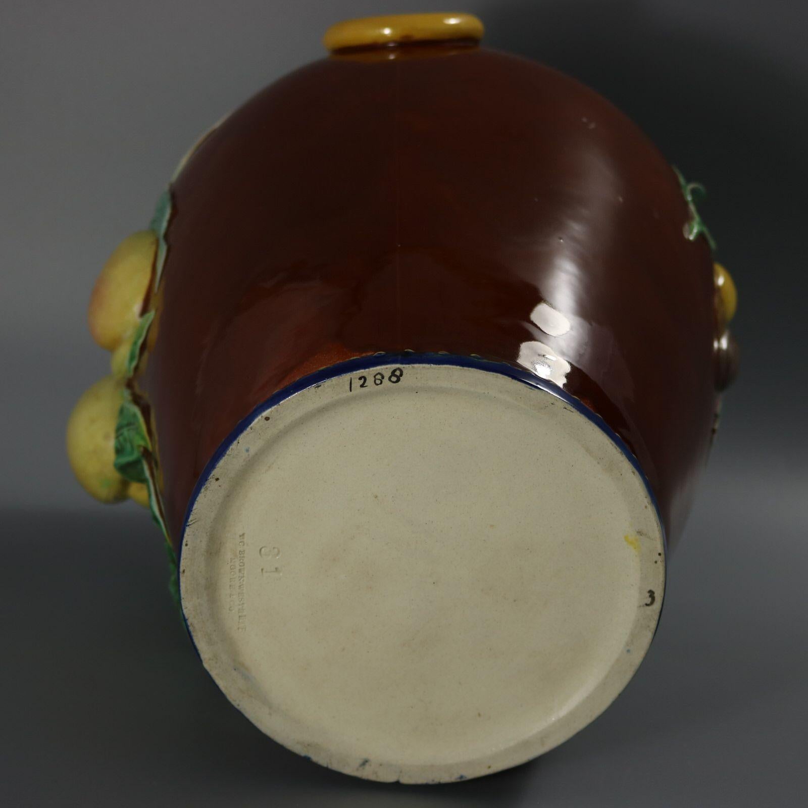 Brown Westhead Moore & Co Vase à pêches en majolique en vente 6