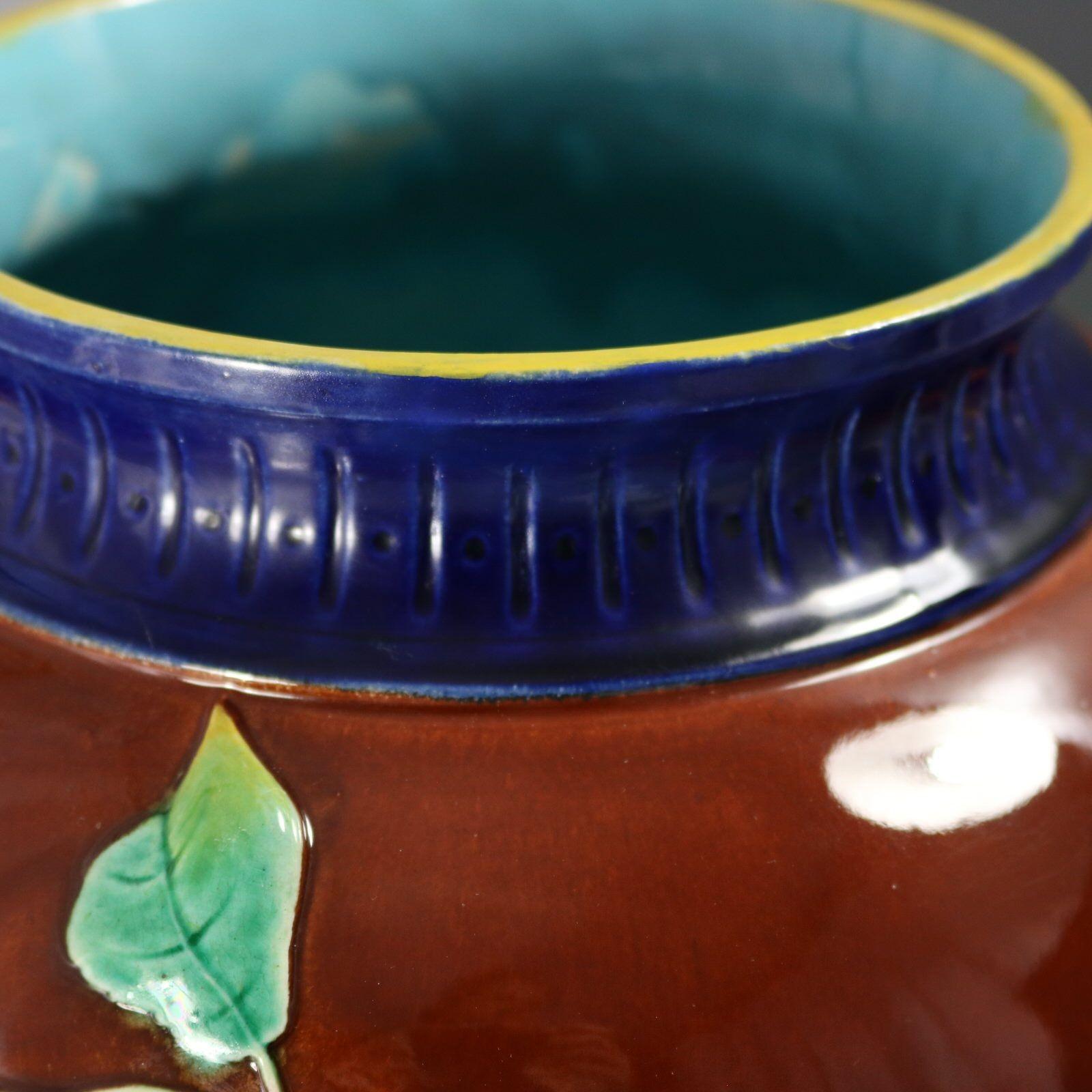 Brown Westhead Moore & Co Vase à pêches en majolique en vente 8