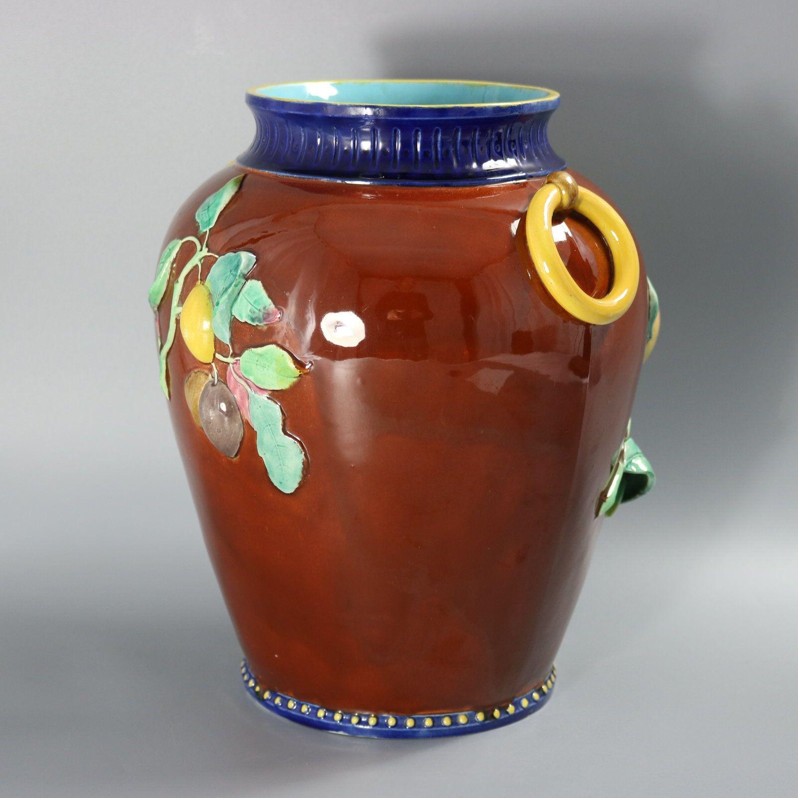 Brown Westhead Moore & Co Vase à pêches en majolique en vente 1