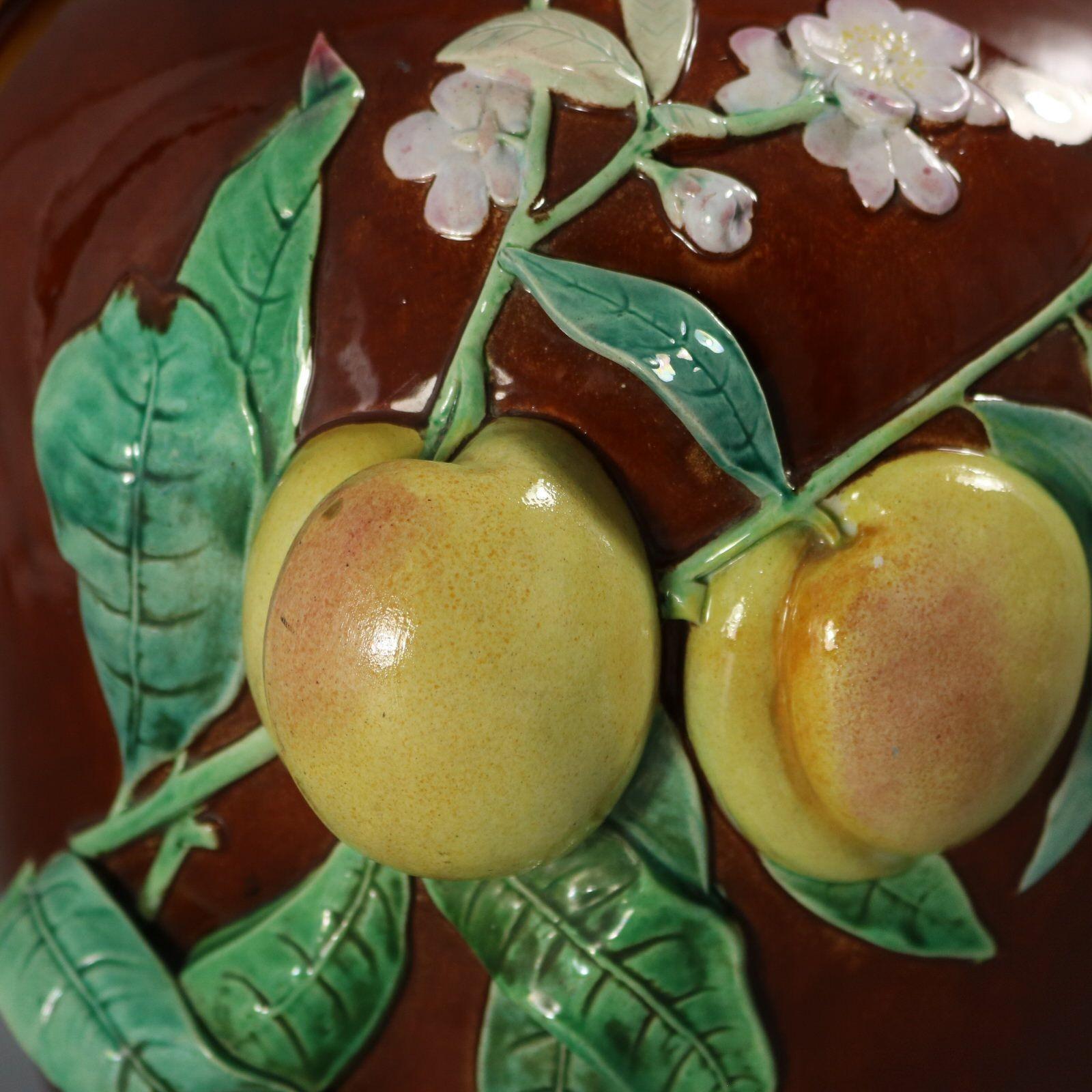 Brown Westhead Moore & Co Vase à pêches en majolique en vente 4