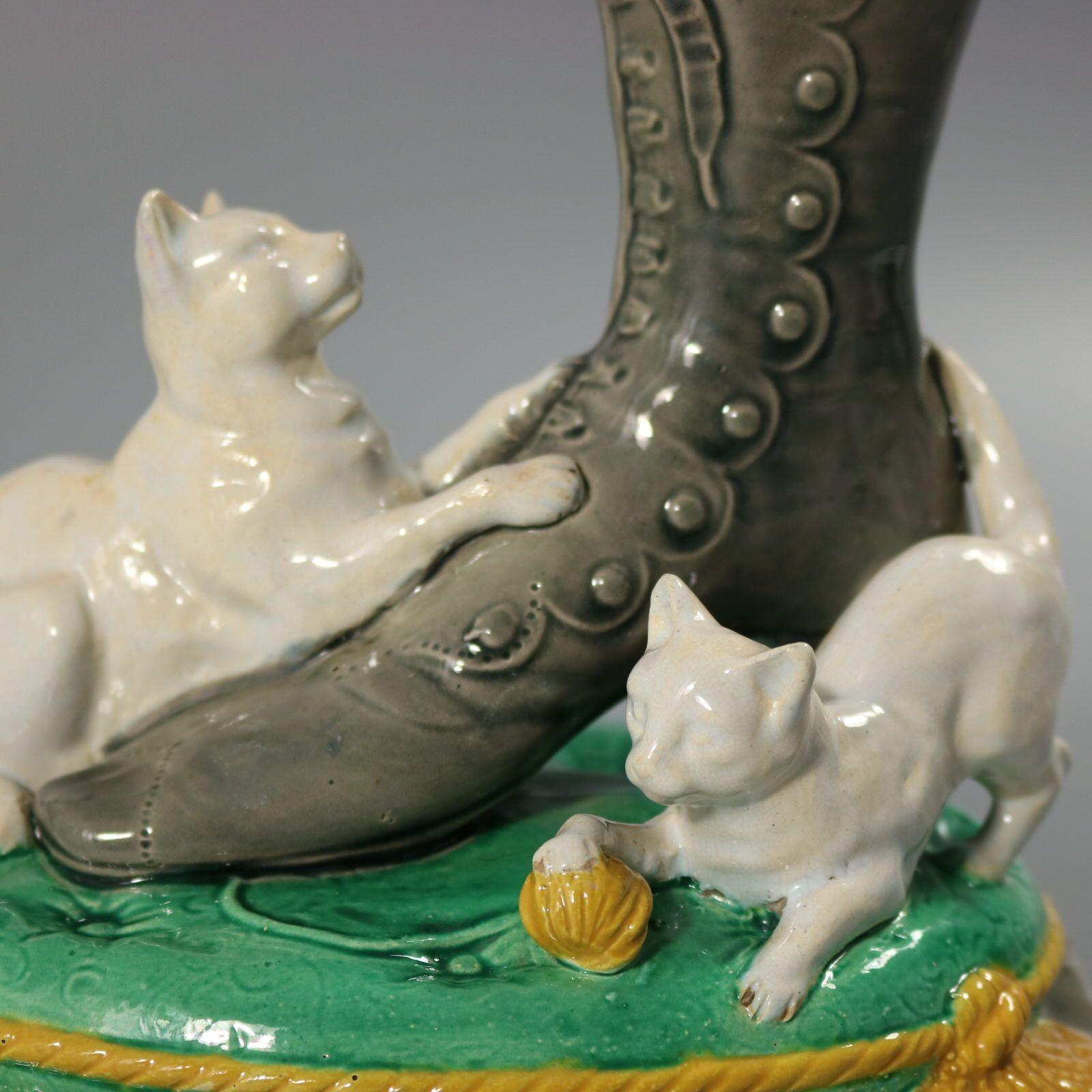 Brown Westhead Moore & Co. Vaso di gattini in maiolica. in vendita 5